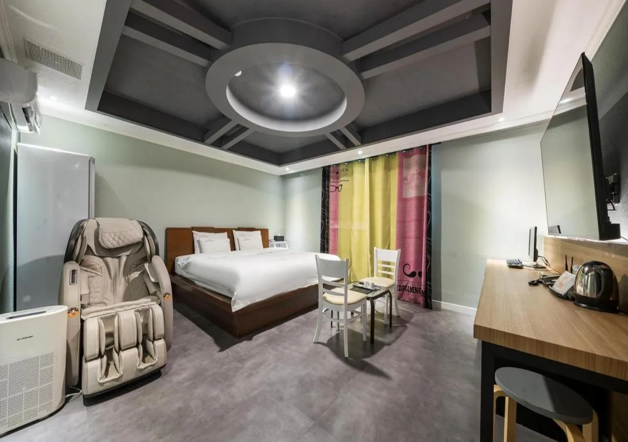 Bedroom, Bed in Mokpo New Evergreen Hotel
