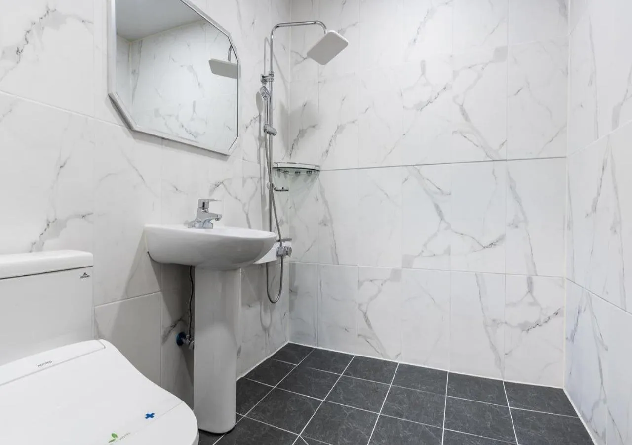 Bathroom in Mokpo New Evergreen Hotel