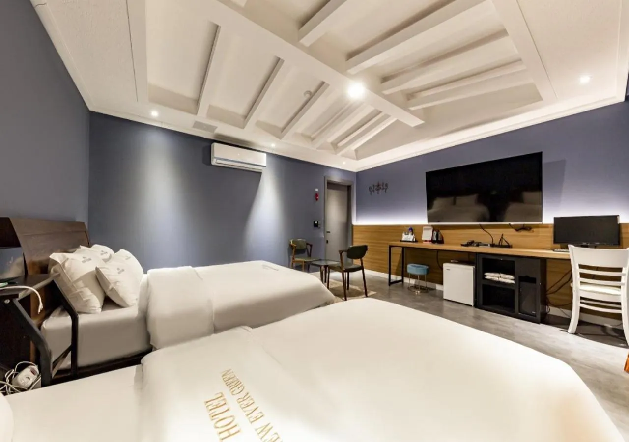 Bedroom, Bed in Mokpo New Evergreen Hotel