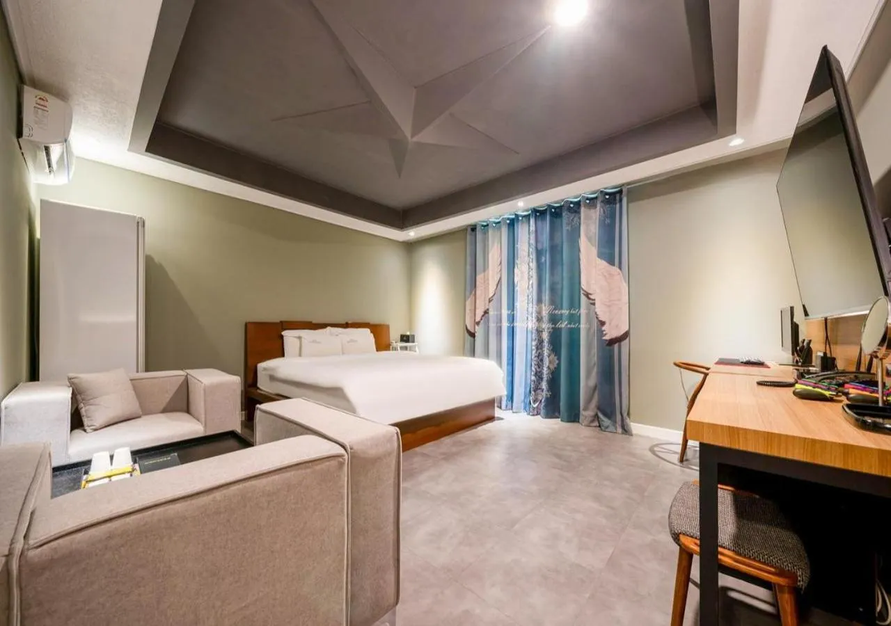 Bedroom, Bed in Mokpo New Evergreen Hotel