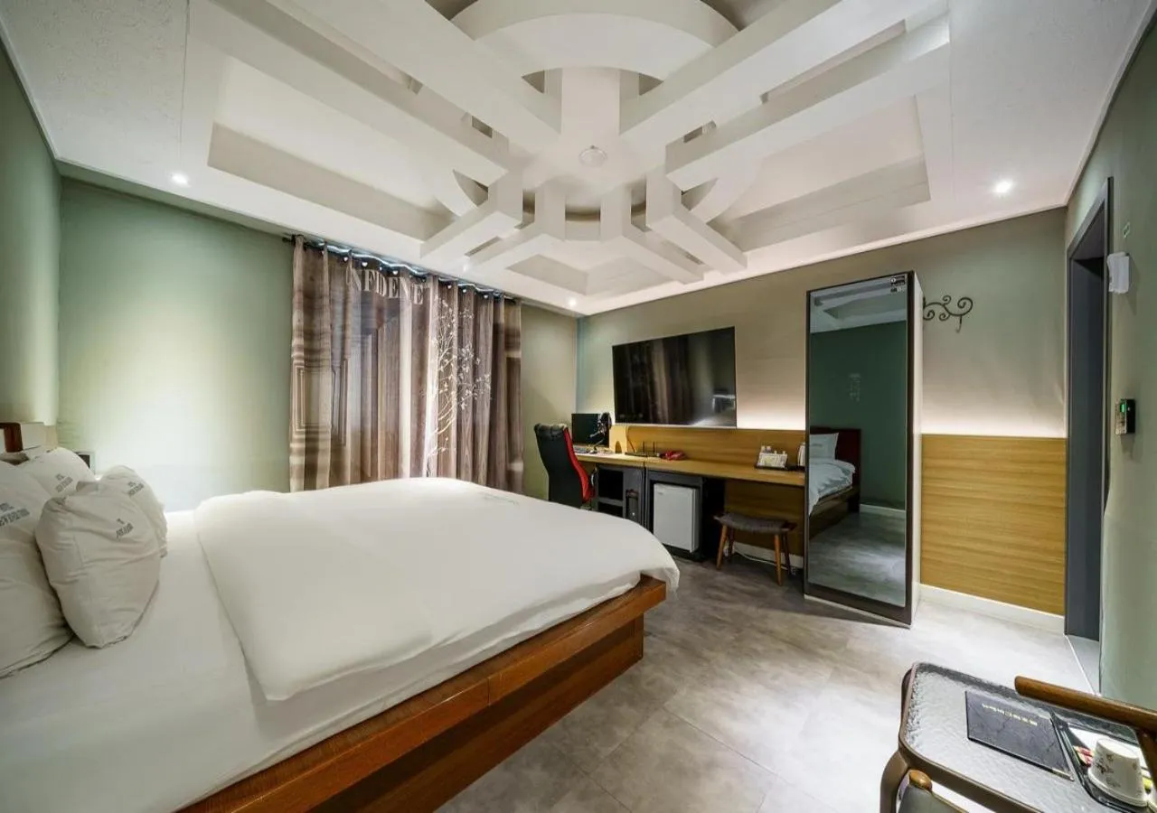 Bedroom, Bed in Mokpo New Evergreen Hotel