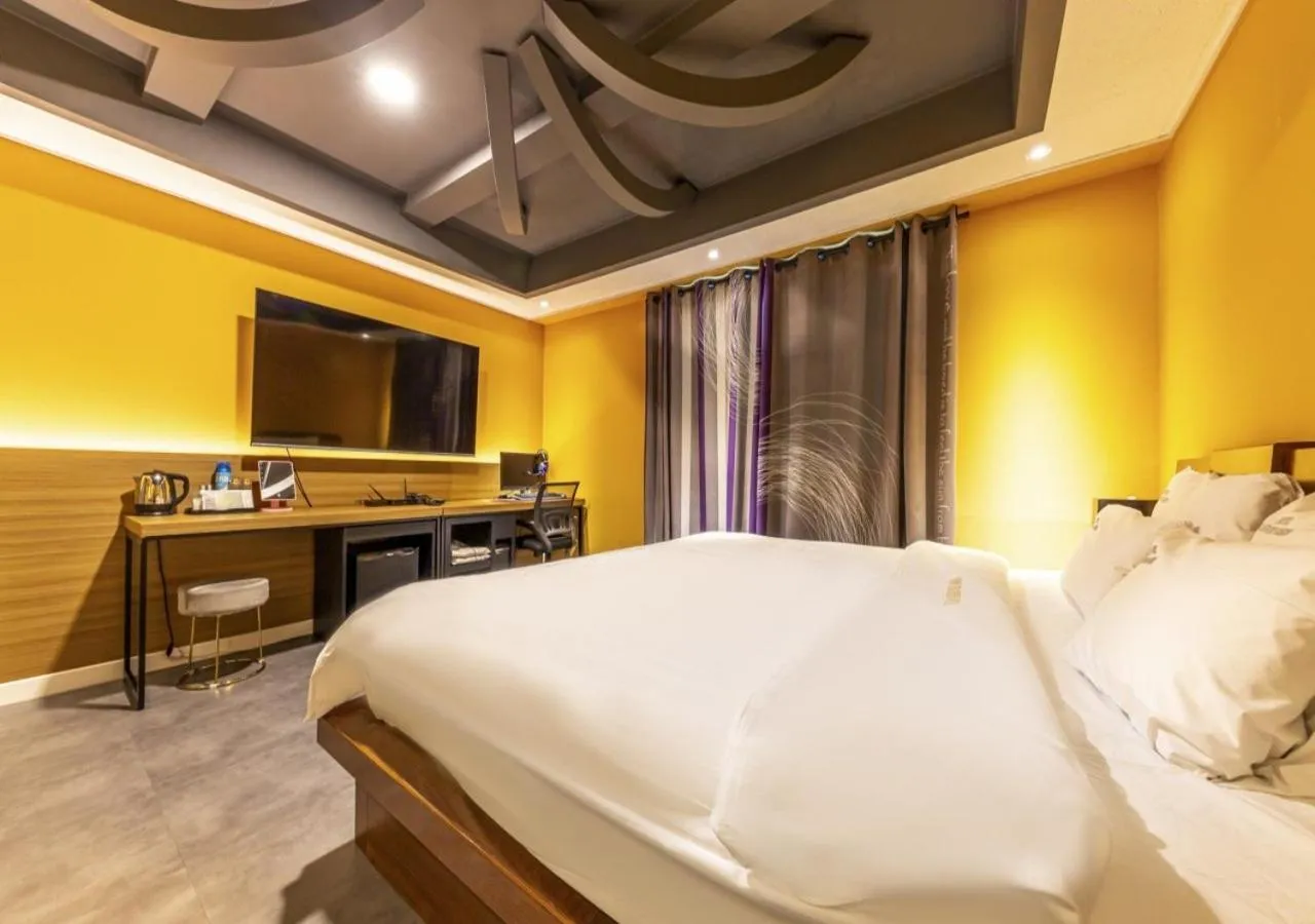 Bedroom, Bed in Mokpo New Evergreen Hotel