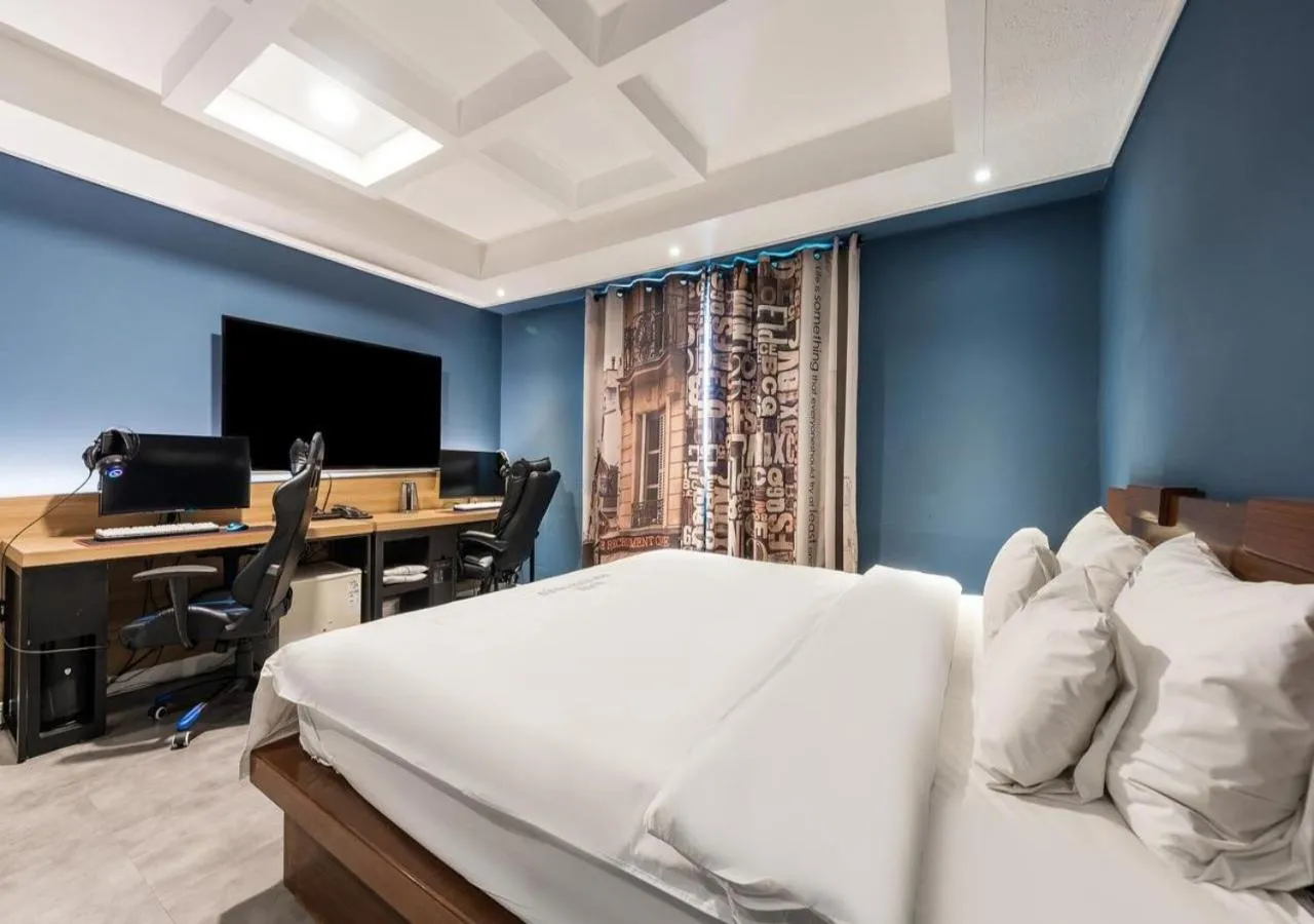 Bedroom, Bed in Mokpo New Evergreen Hotel