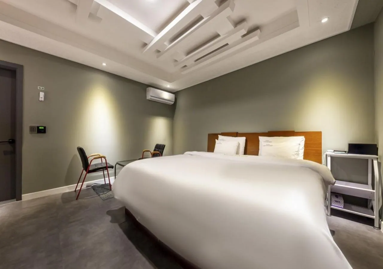 Bedroom, Bed in Mokpo New Evergreen Hotel