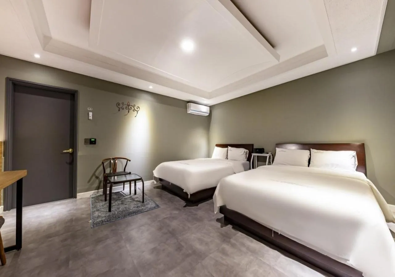 Bedroom, Bed in Mokpo New Evergreen Hotel