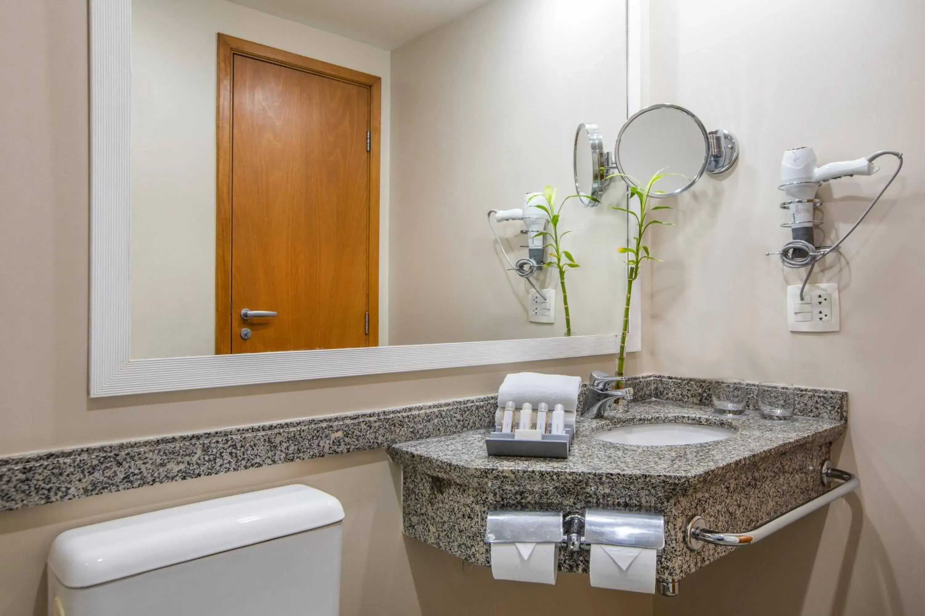 Bathroom in São Paulo Tatuapé Affiliated by Meliá Bathroom in São Paulo Tatuapé Affiliated by Meliá