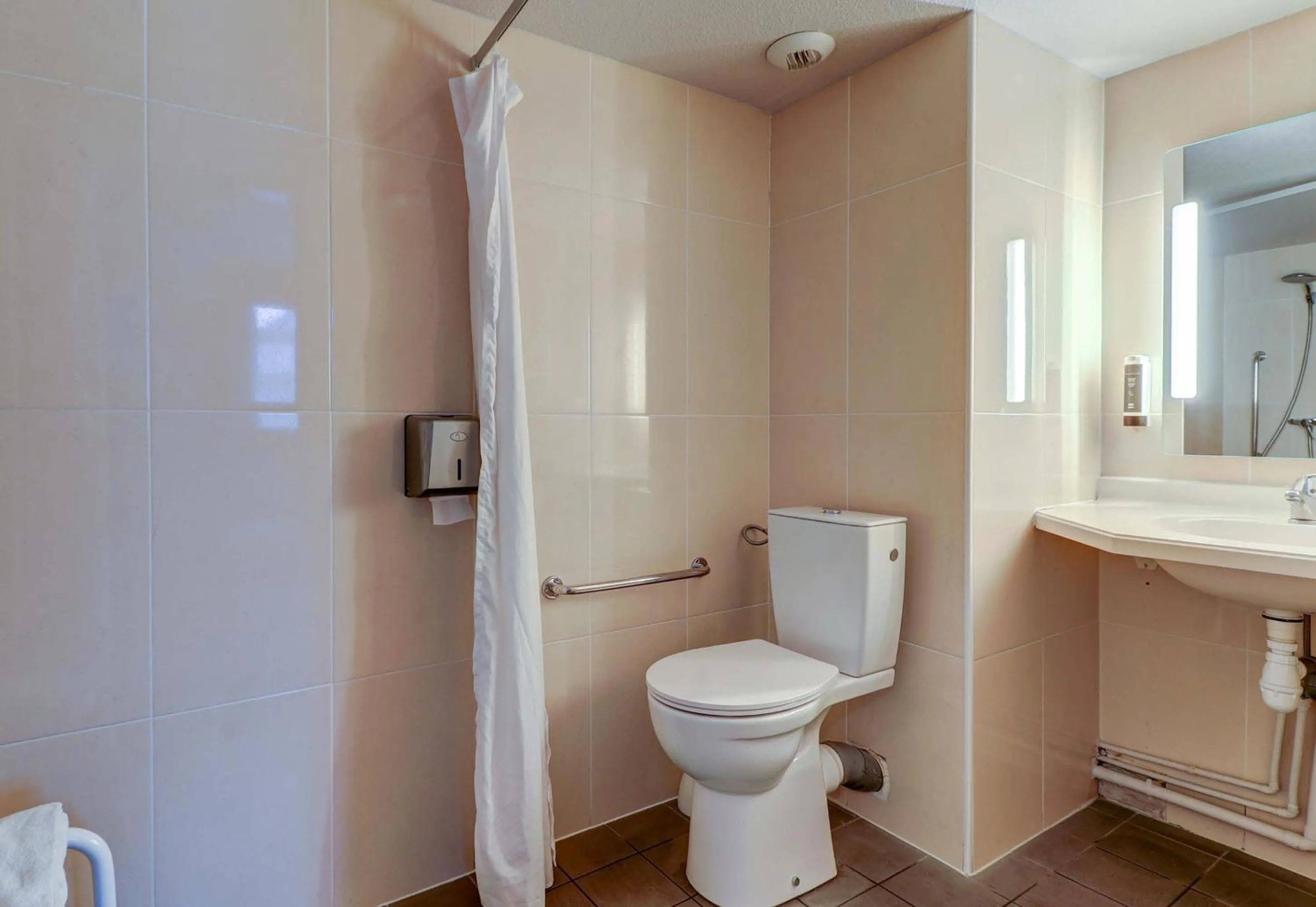 Bathroom in B&B HOTEL Dijon Marsannay