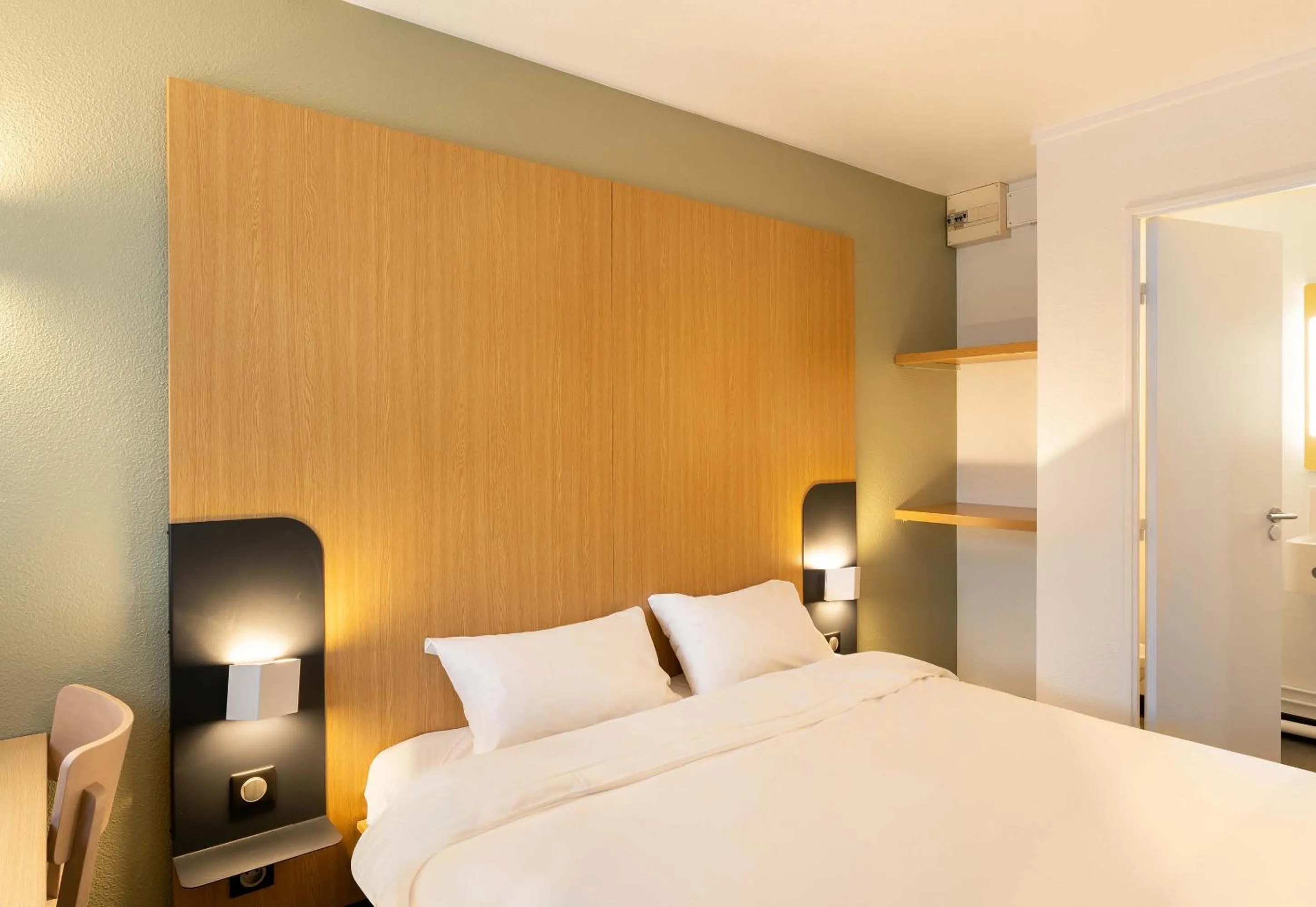 Bedroom, Bed in B&B HOTEL Vannes Est Golfe du Morbihan