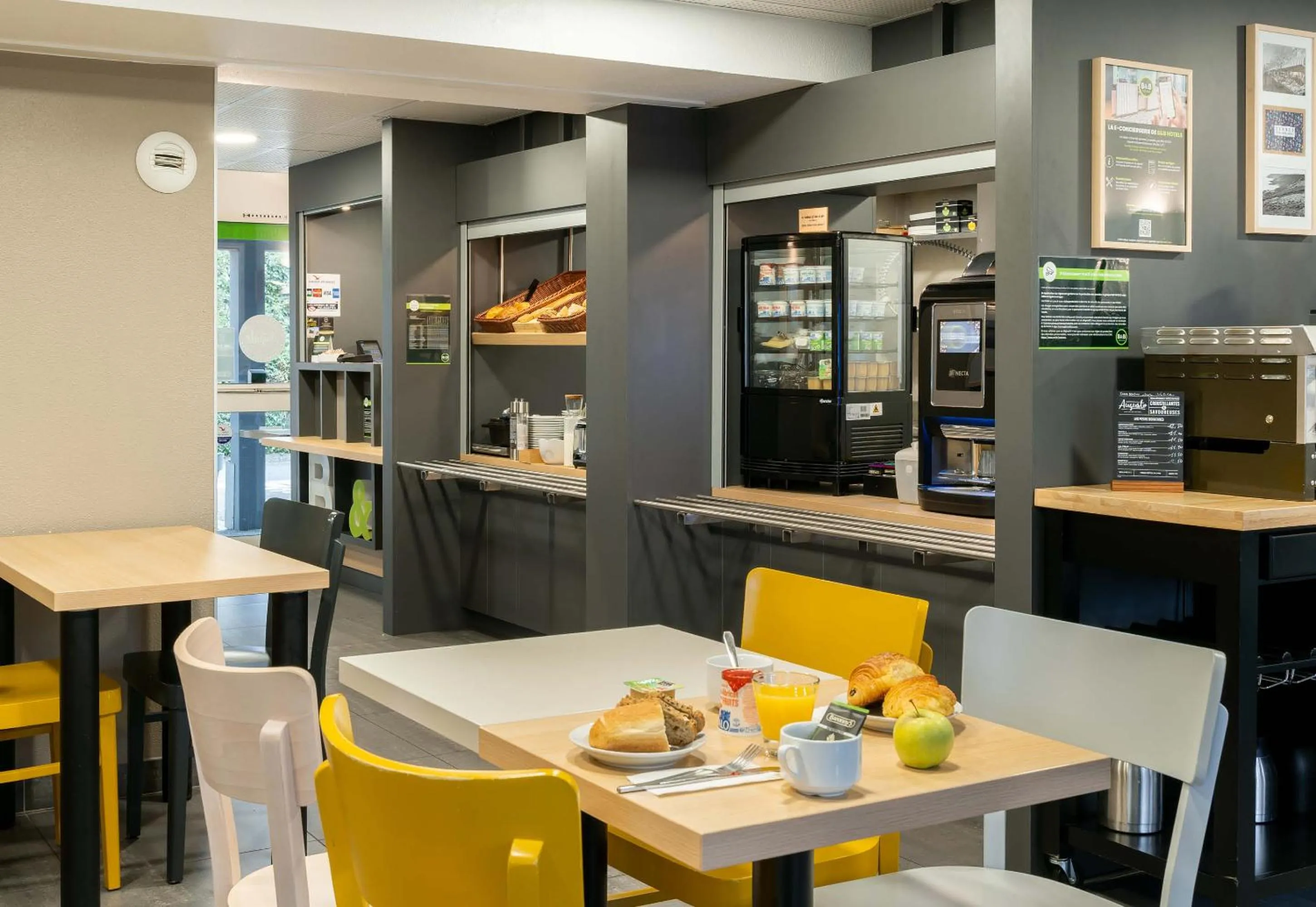 Restaurant/places to eat in B&B HOTEL Vannes Est Golfe du Morbihan