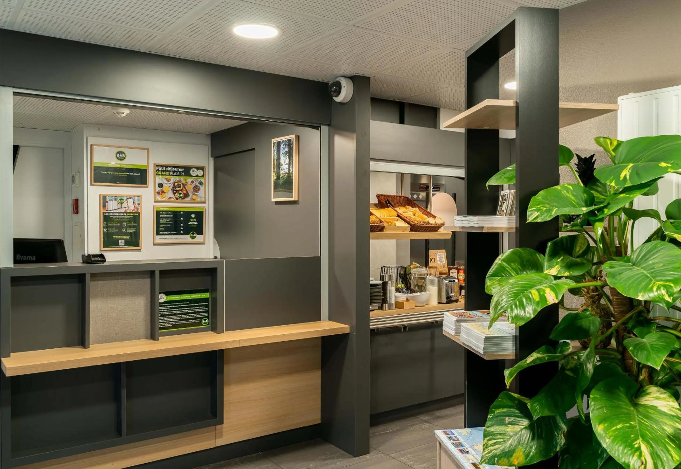 Lobby or reception in B&B HOTEL Vannes Est Golfe du Morbihan