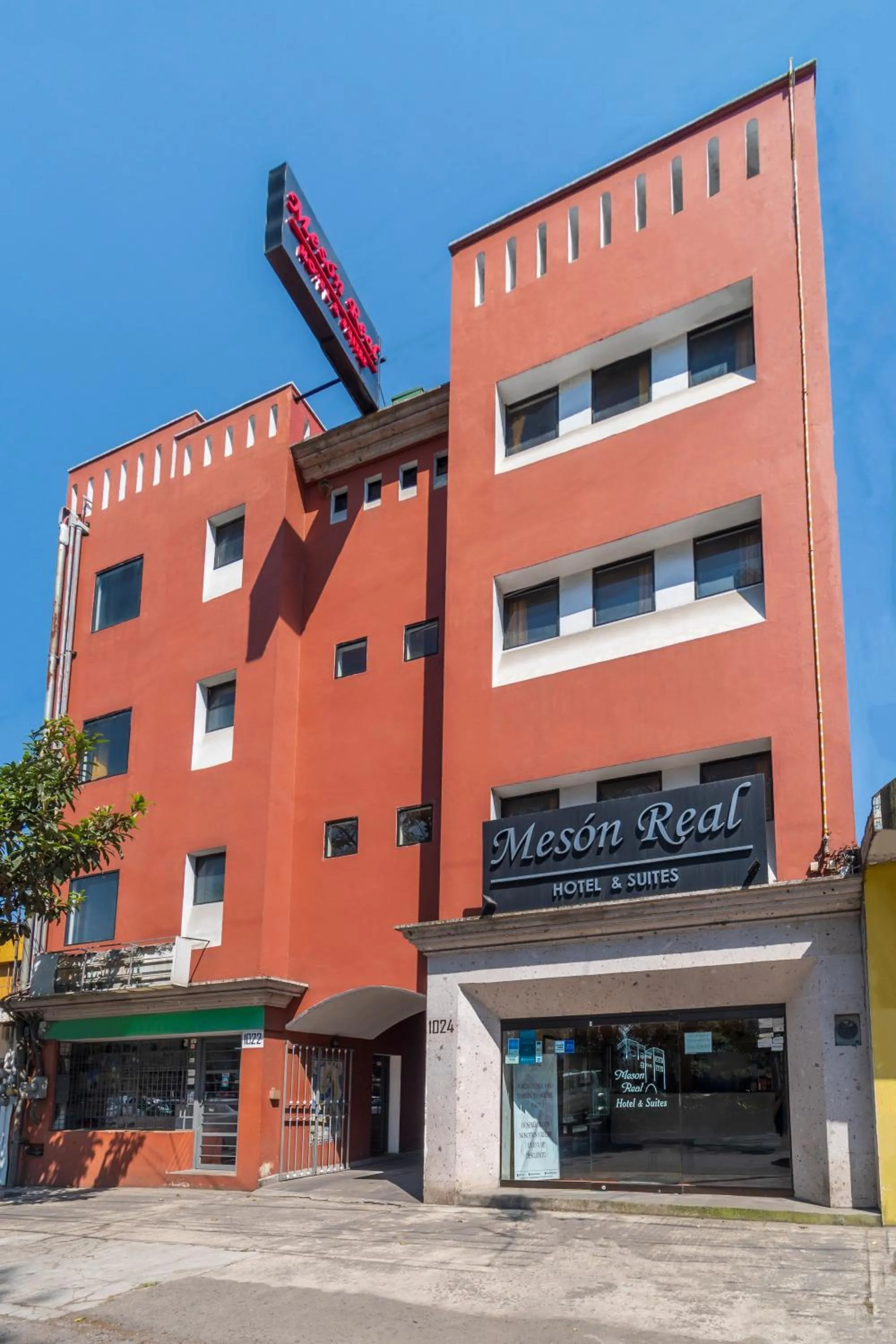 Mesón Real Hotel & Suites