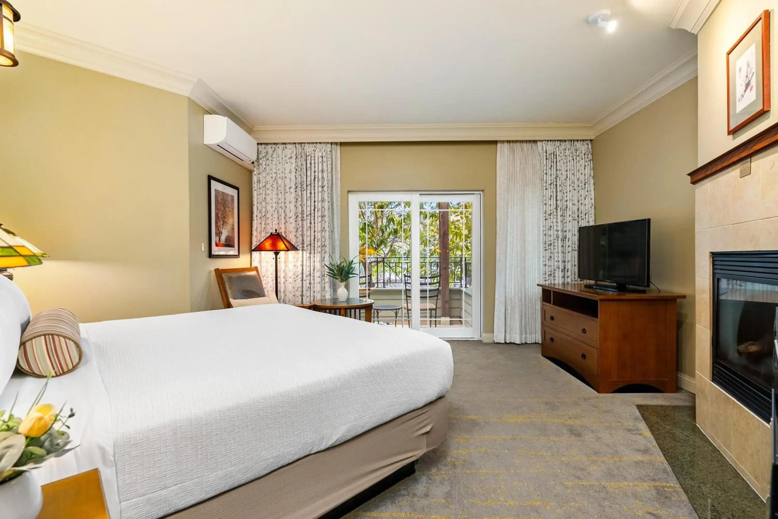 TV and multimedia, Bed in Avila Village Inn TV and multimedia, Bed in Avila Village Inn