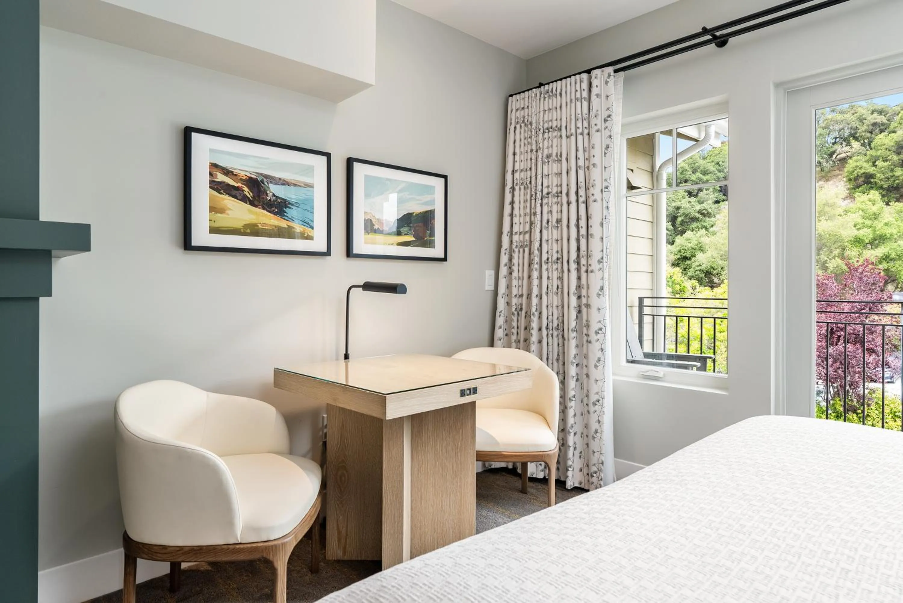 Seating area, Bed in Avila Village Inn