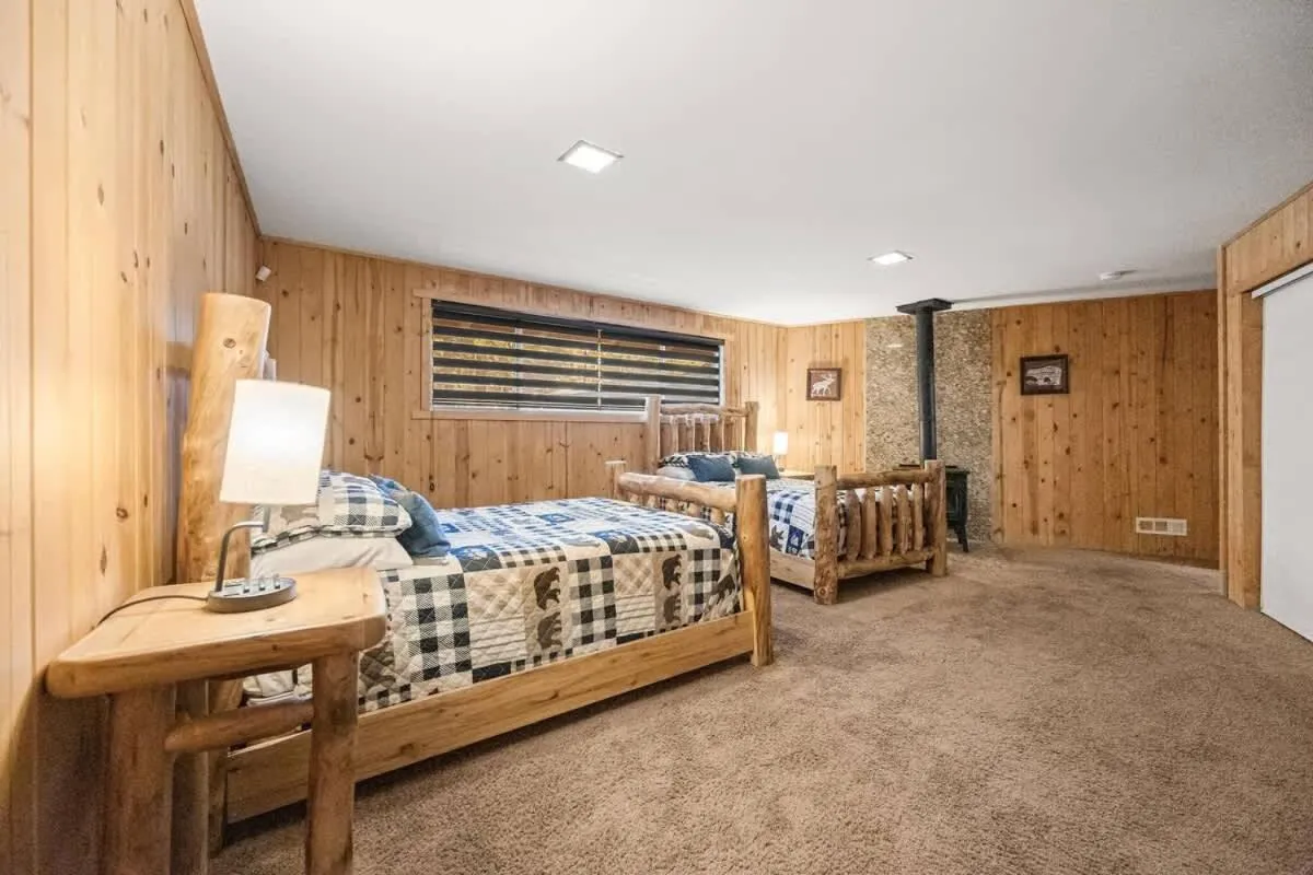 Bed in Indoor Pool Game Rm Pickleball Spa BBQ PetOk