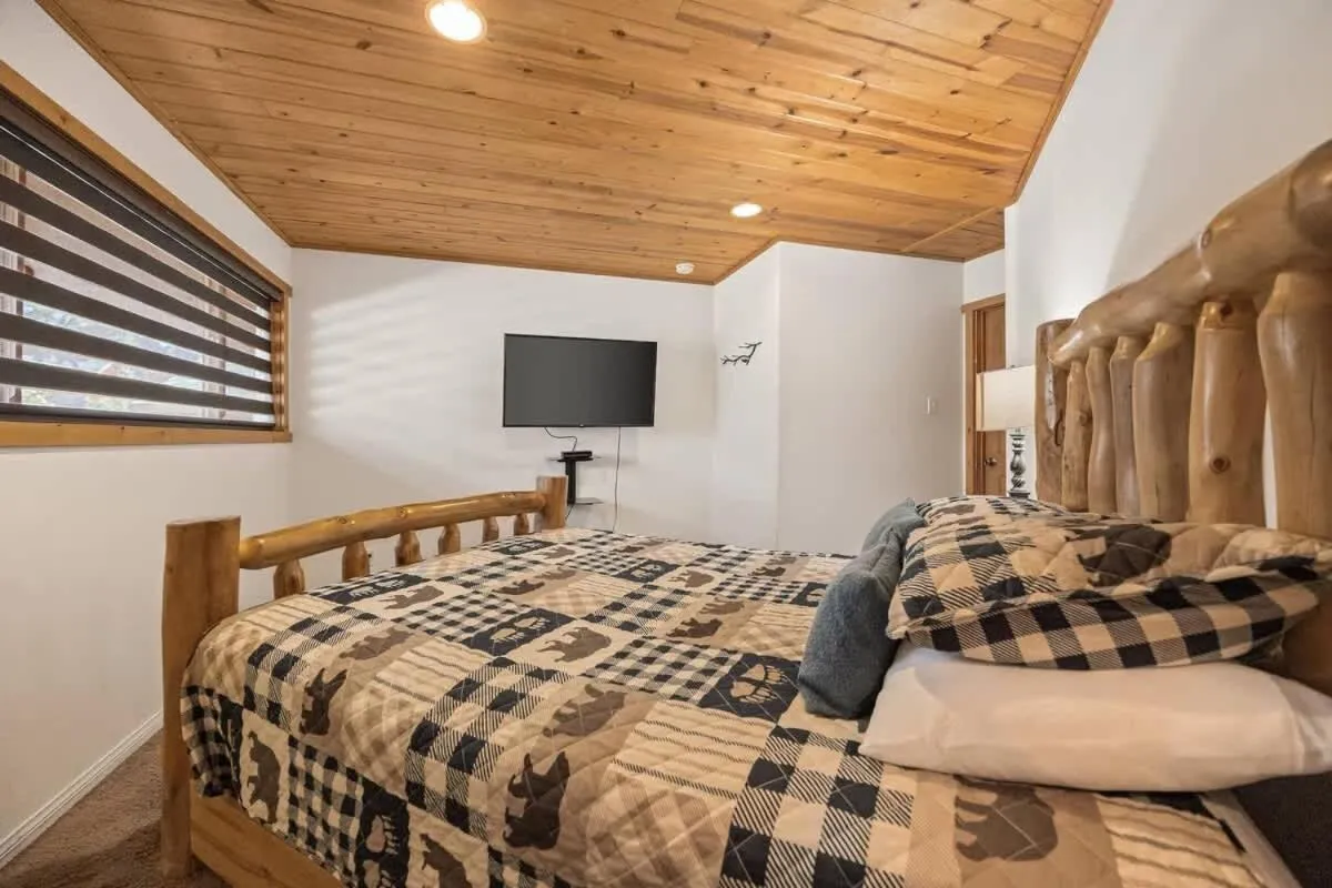 Bed in Indoor Pool Game Rm Pickleball Spa BBQ PetOk