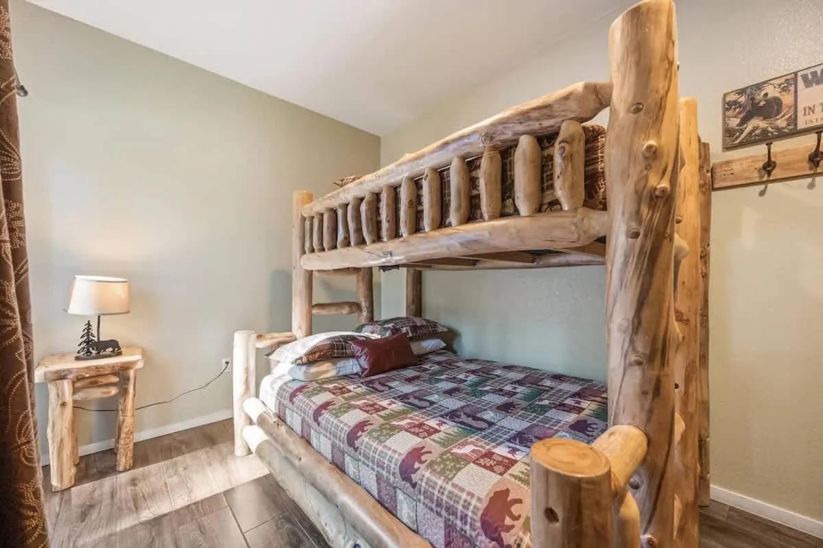 Bed in Indoor Pool Game Rm Pickleball Spa BBQ PetOk