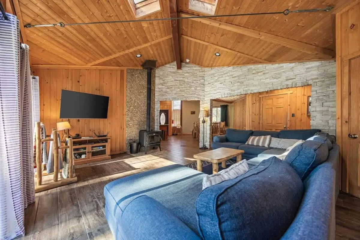 Indoor Pool Game Rm Pickleball Spa BBQ PetOk