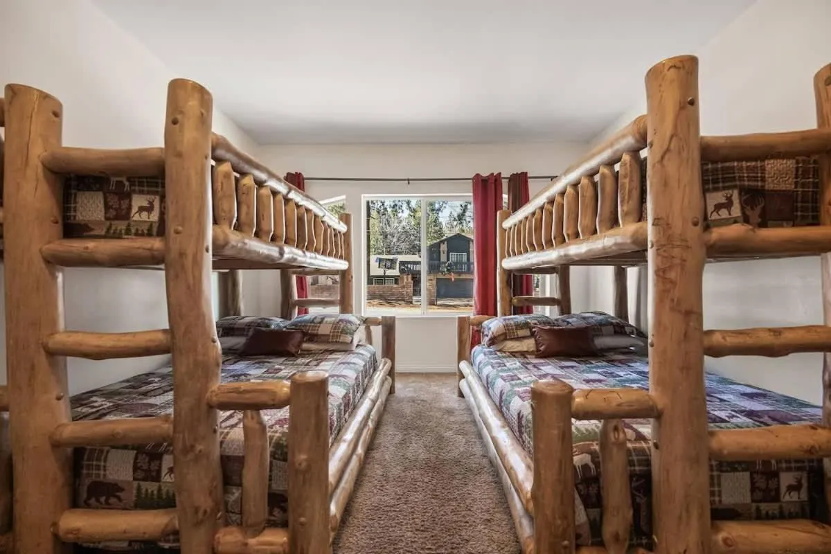 Bed in Indoor Pool Game Rm Pickleball Spa BBQ PetOk