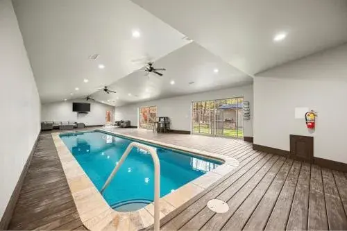 Indoor Pool Game Rm Pickleball Spa BBQ PetOk Indoor Pool Game Rm Pickleball Spa BBQ PetOk