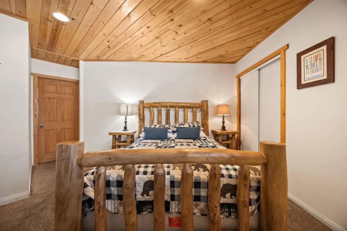 Bed in Indoor Pool Game Rm Pickleball Spa BBQ PetOk