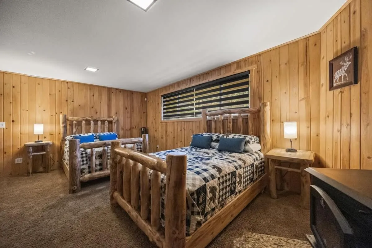 Bed in Indoor Pool Game Rm Pickleball Spa BBQ PetOk