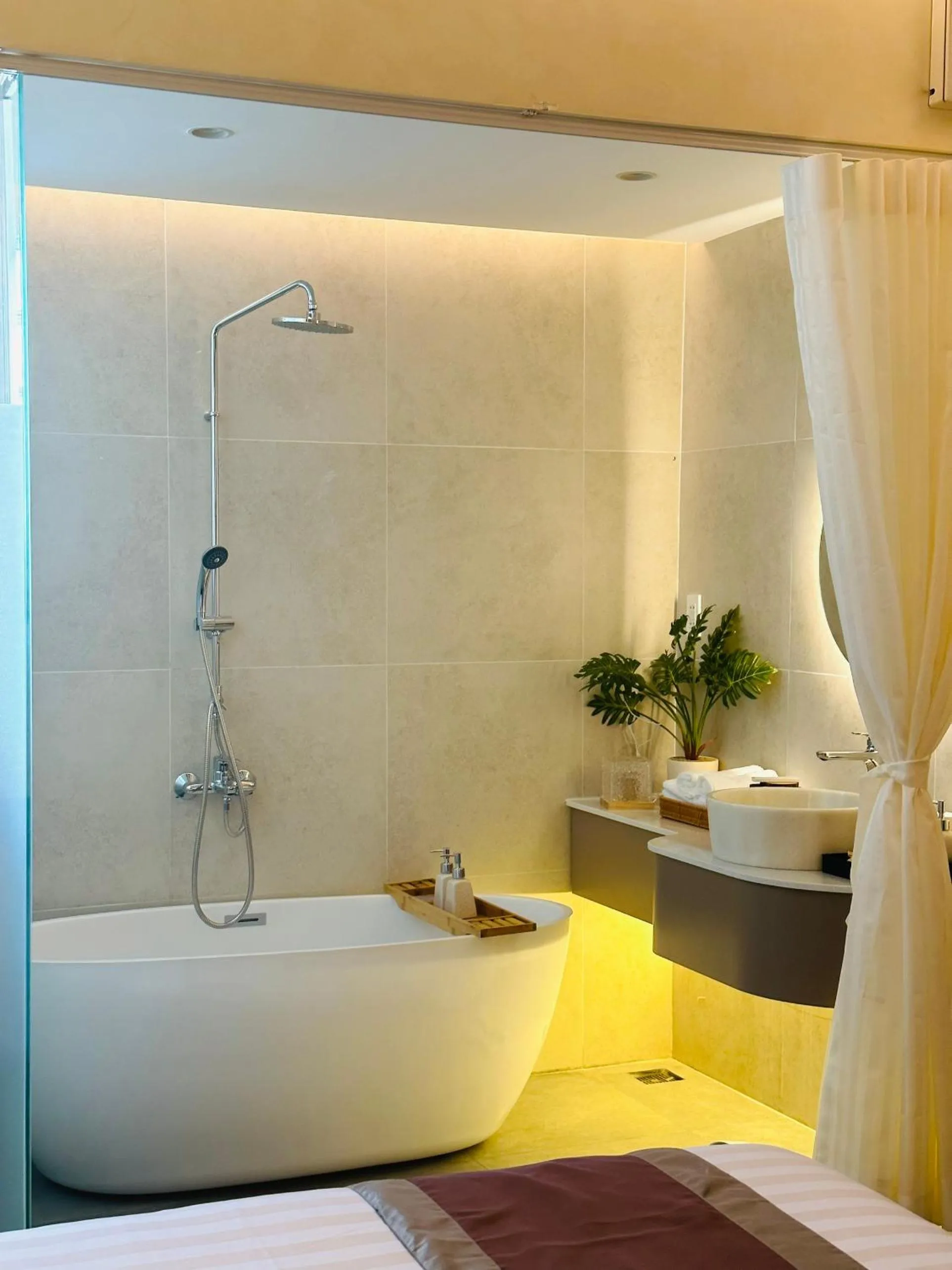 Bathroom, Bed in Phuong Nam Hotel An Giang