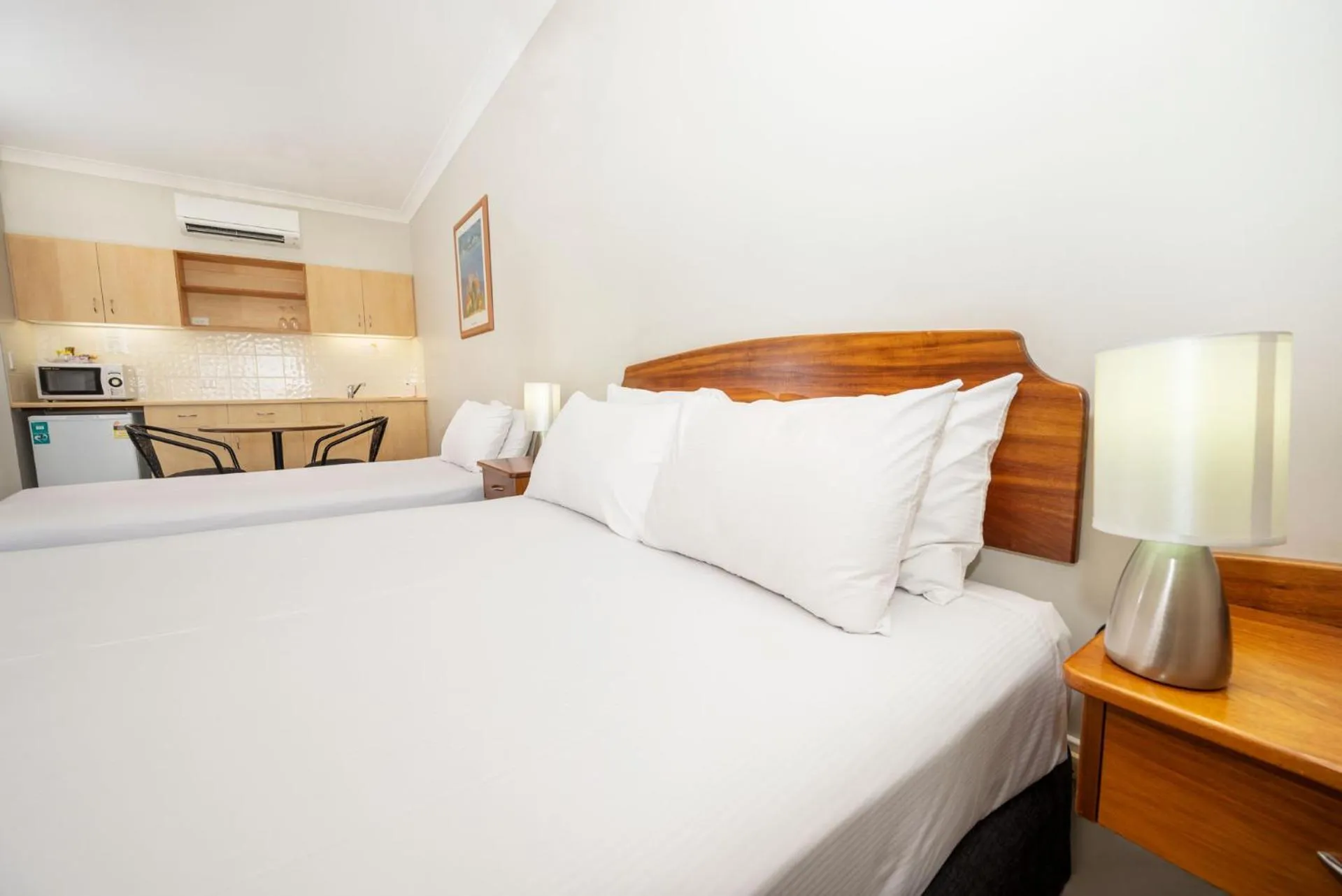 Bed in Shamrock Gardens Motel