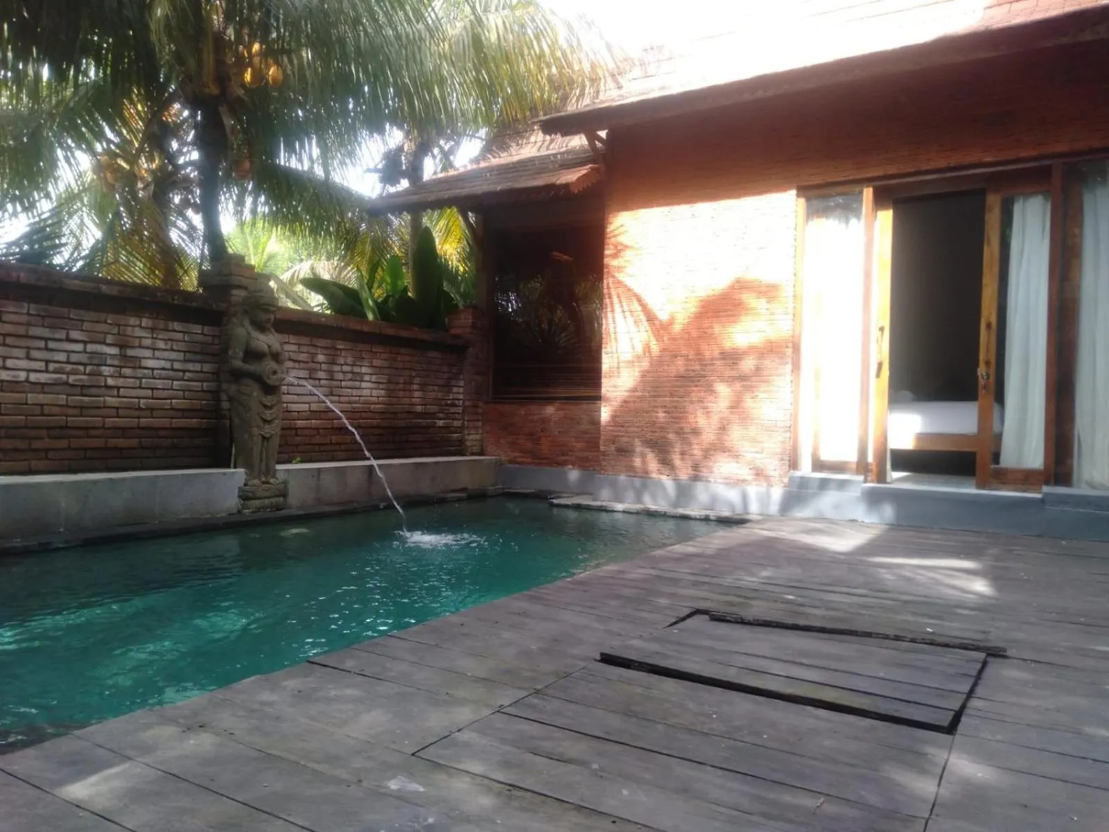 Swimming pool in Suarti Boutique Village