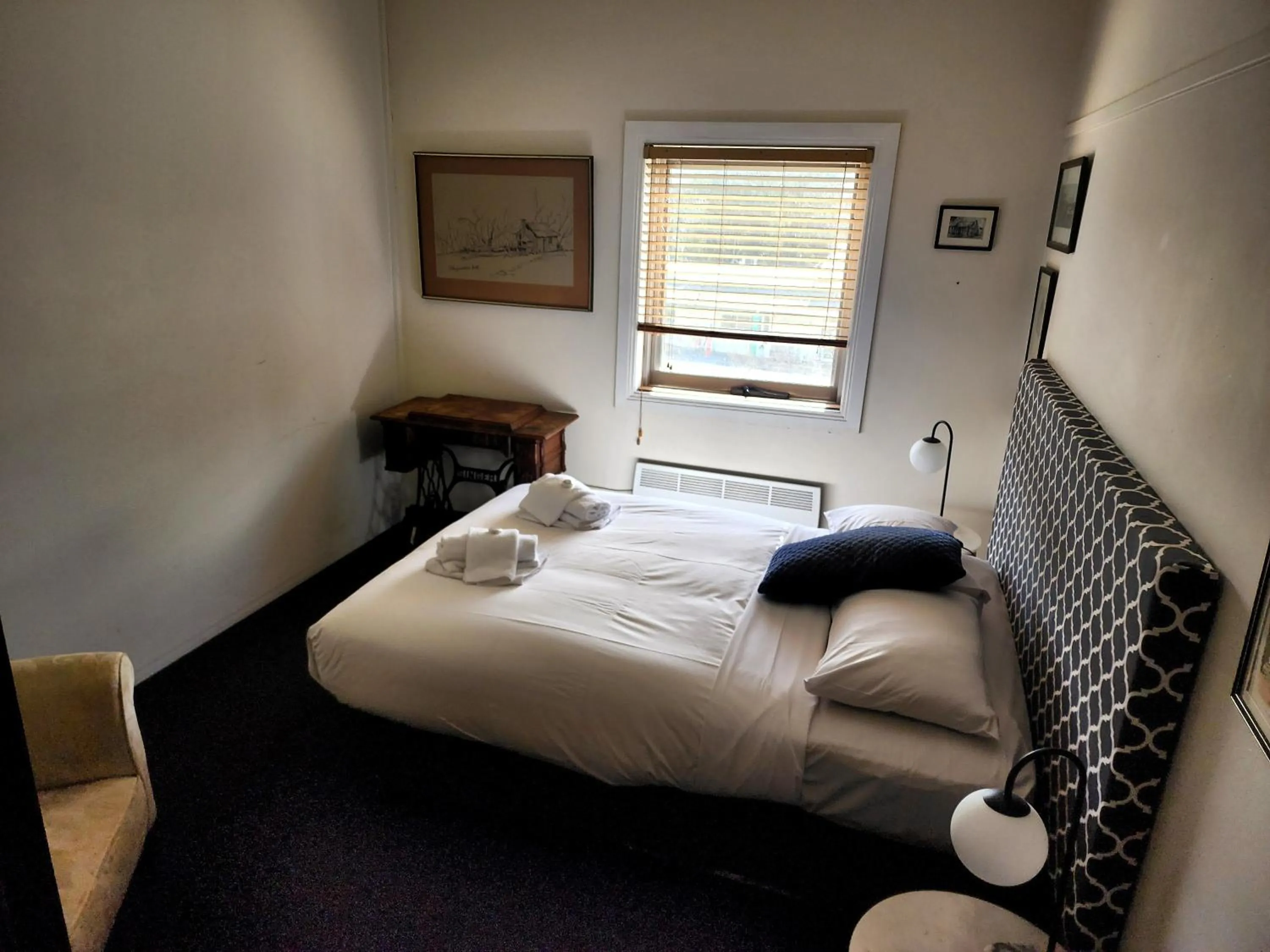 Bedroom, Bed in Fish Creek Hotel