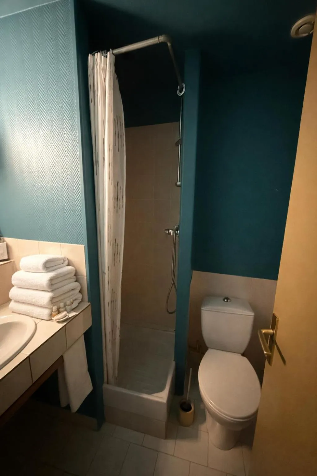 Shower in Le Flaubert Hôtel