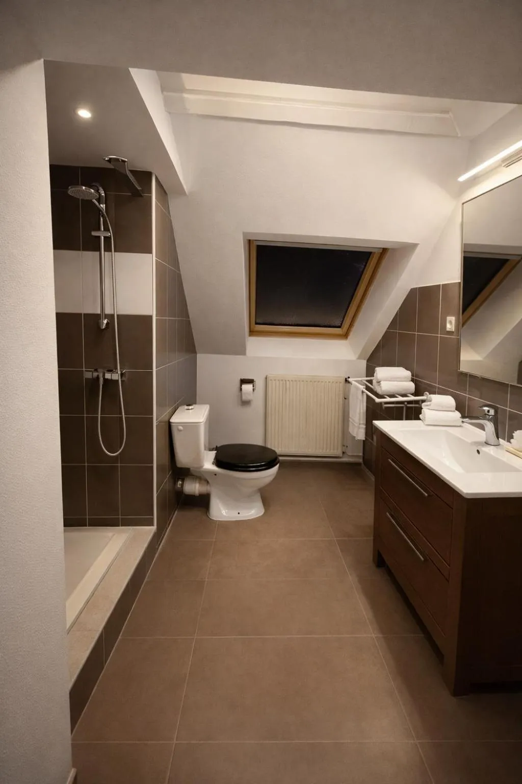 Shower in Le Flaubert Hôtel