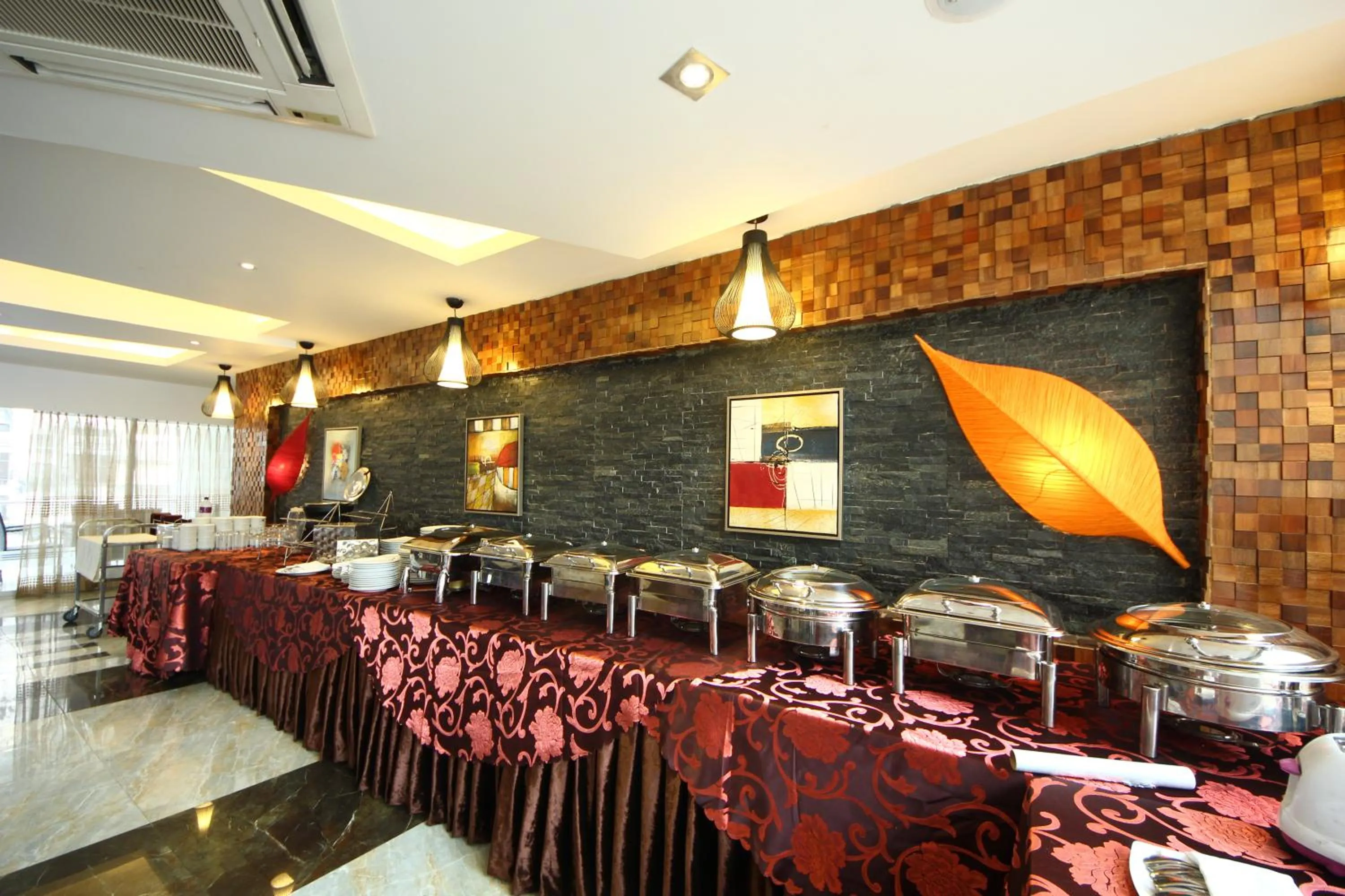 Restaurant/places to eat in Hotel Bengal Canary Park