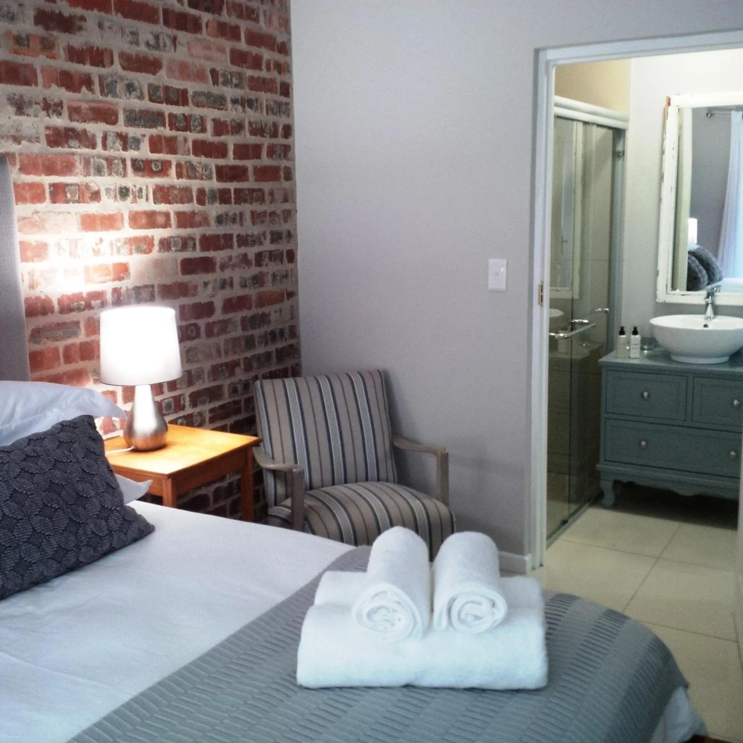 Seating area, Bed in The Garden Shed Guest House