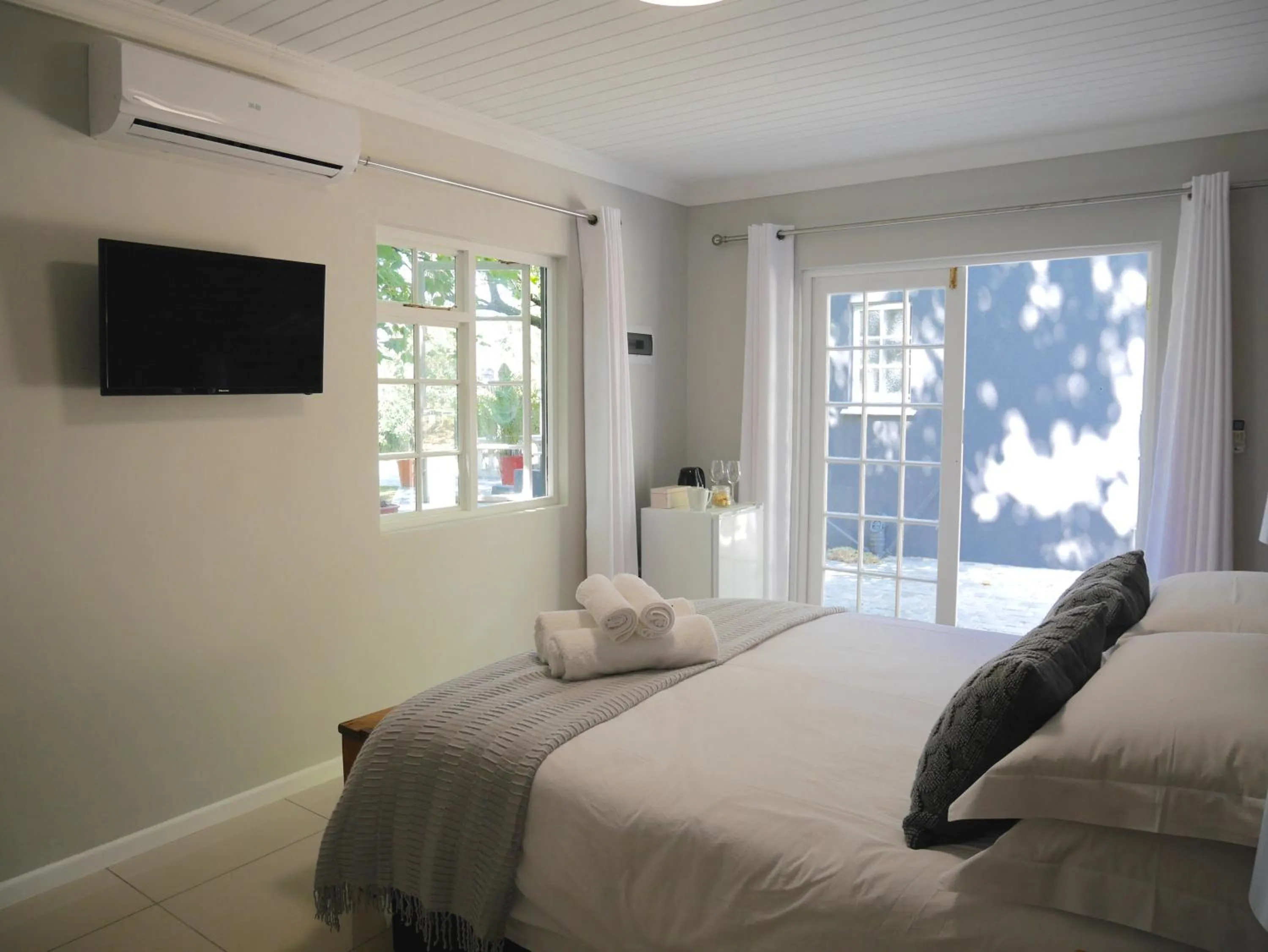 Property building, Bed in The Garden Shed Guest House