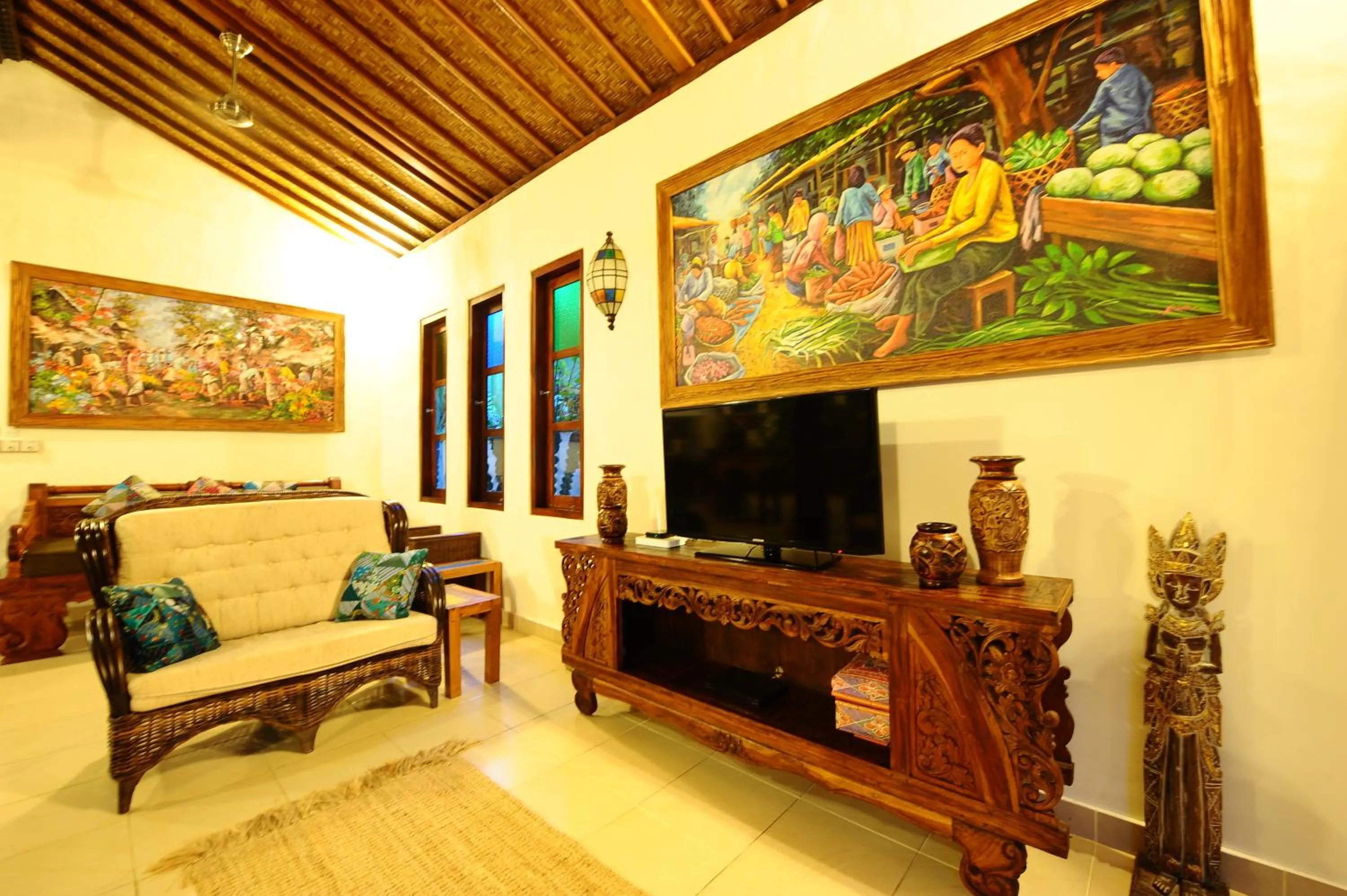 Communal lounge/ TV room in Villa Paradise