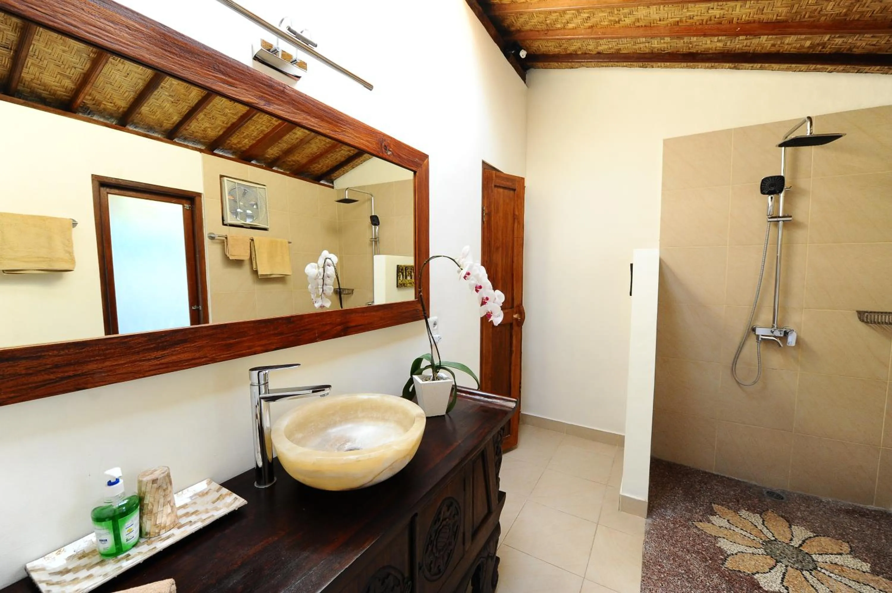 Shower in Villa Paradise