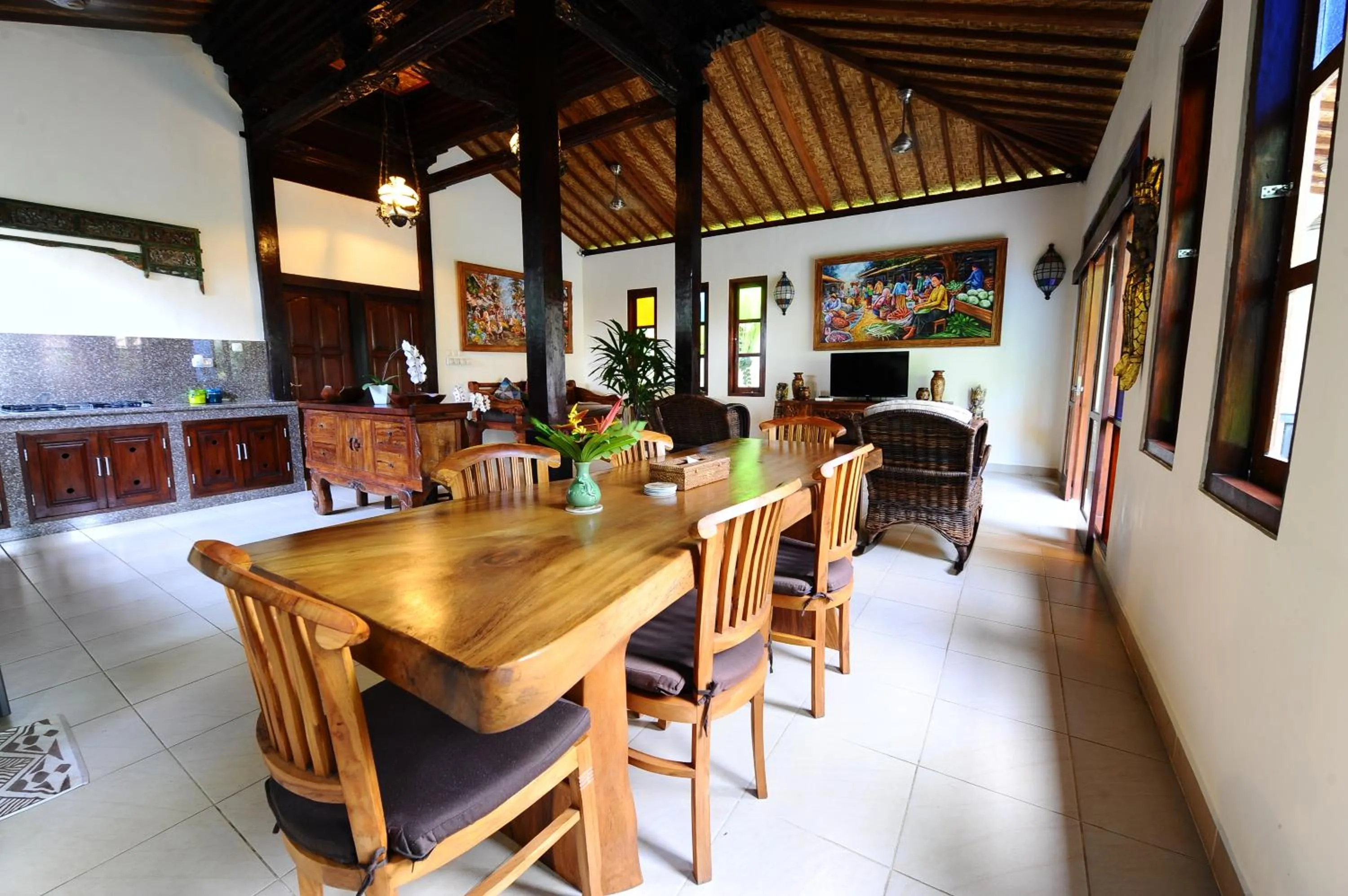 Dining area in Villa Paradise