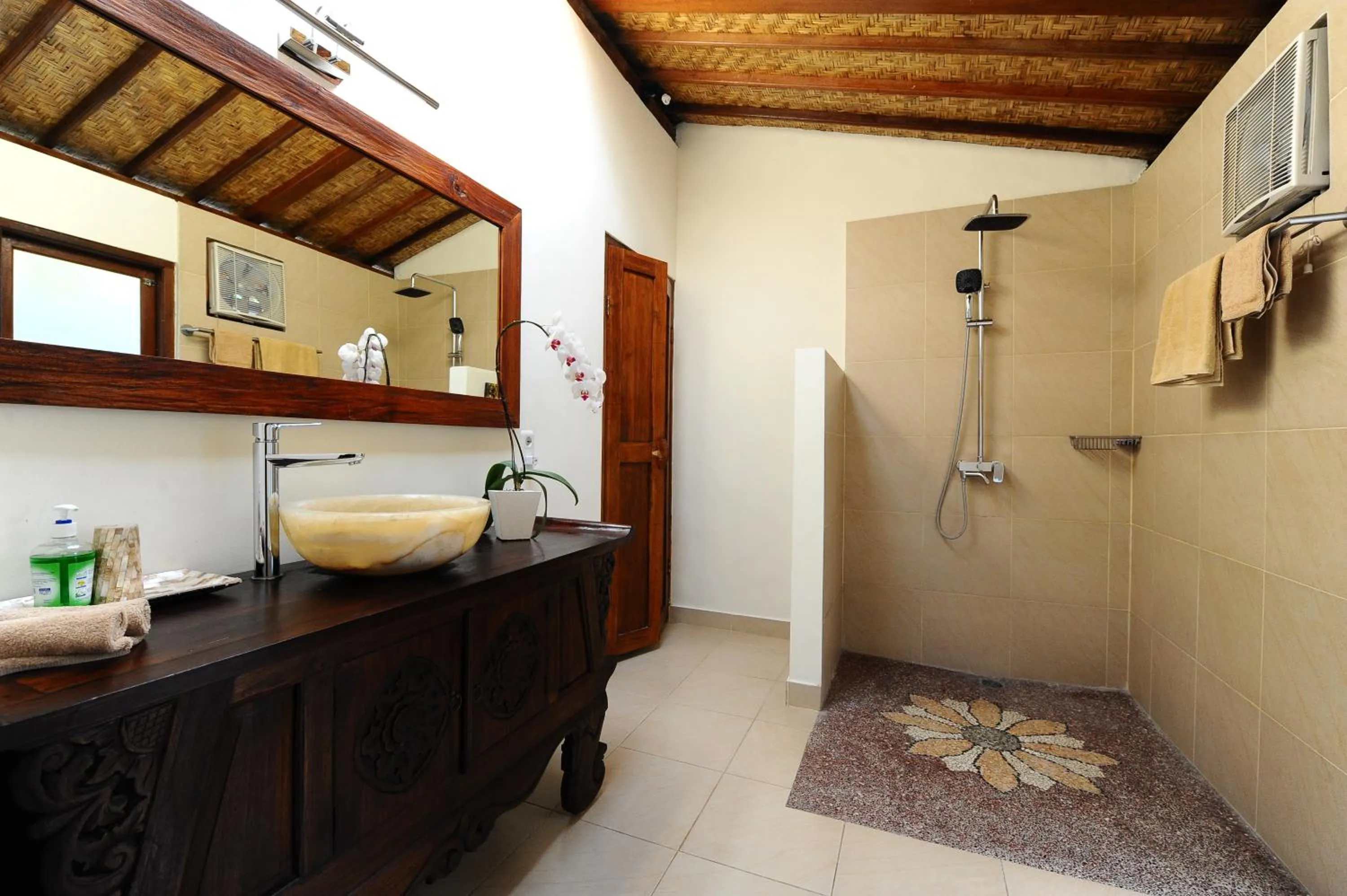 Shower in Villa Paradise