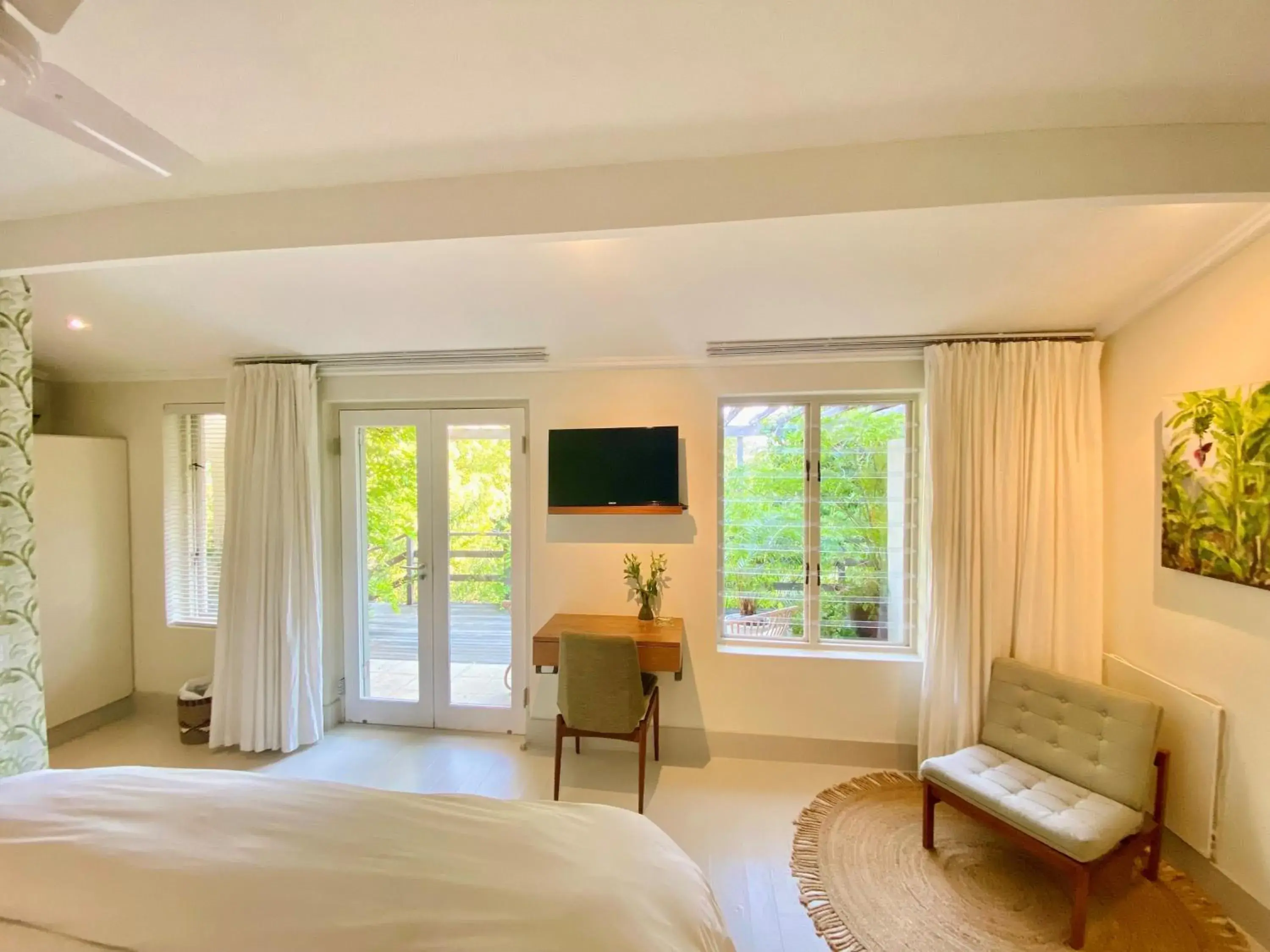 Communal lounge/ TV room, Bed in Cape Standard Guest House Communal lounge/ TV room, Bed in Cape Standard Guest House