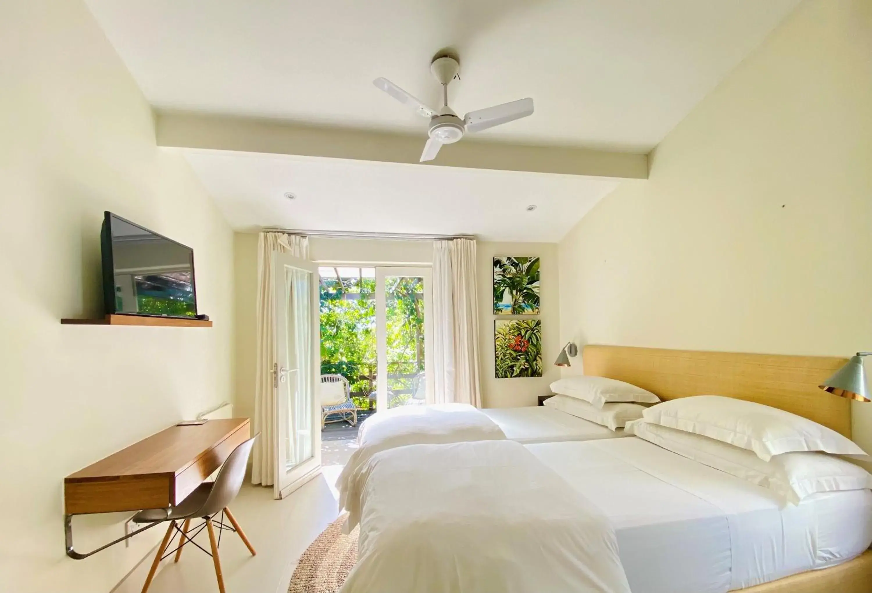 Communal lounge/ TV room, Bed in Cape Standard Guest House Communal lounge/ TV room, Bed in Cape Standard Guest House