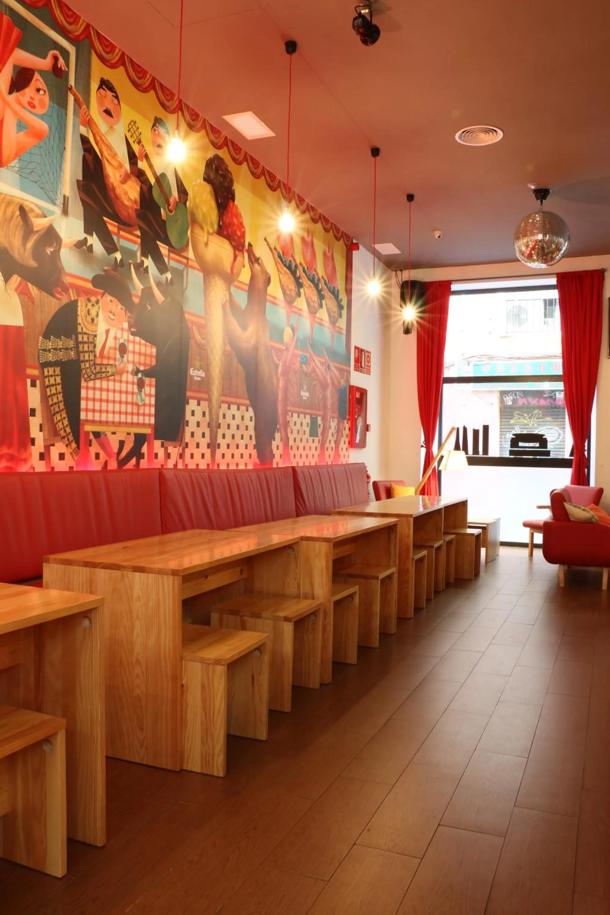 Communal lounge/ TV room in Ok Hostel Madrid