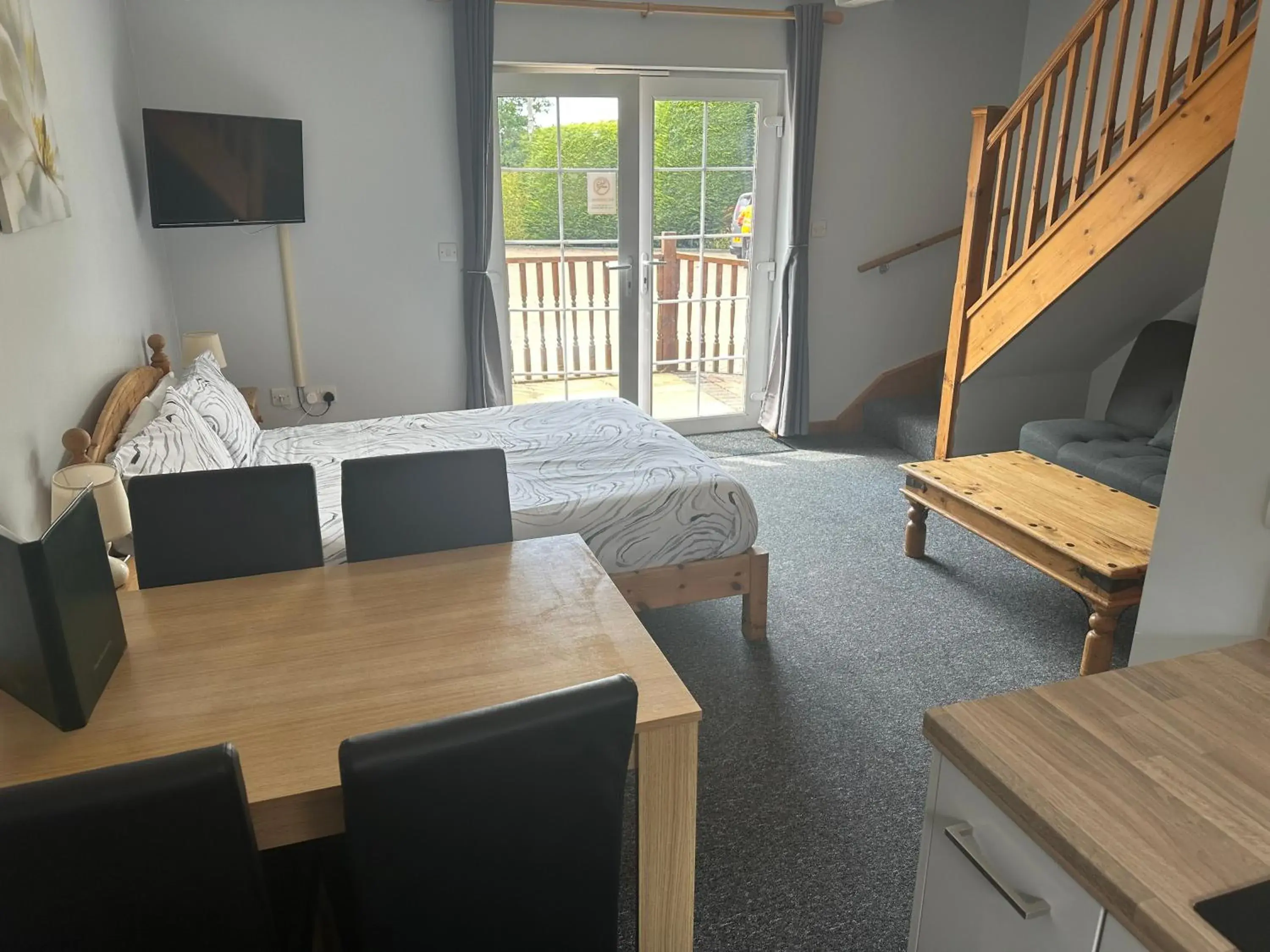 Family Room with Private Bathroom in Forest Edge Motel Family Room with Private Bathroom in Forest Edge Motel