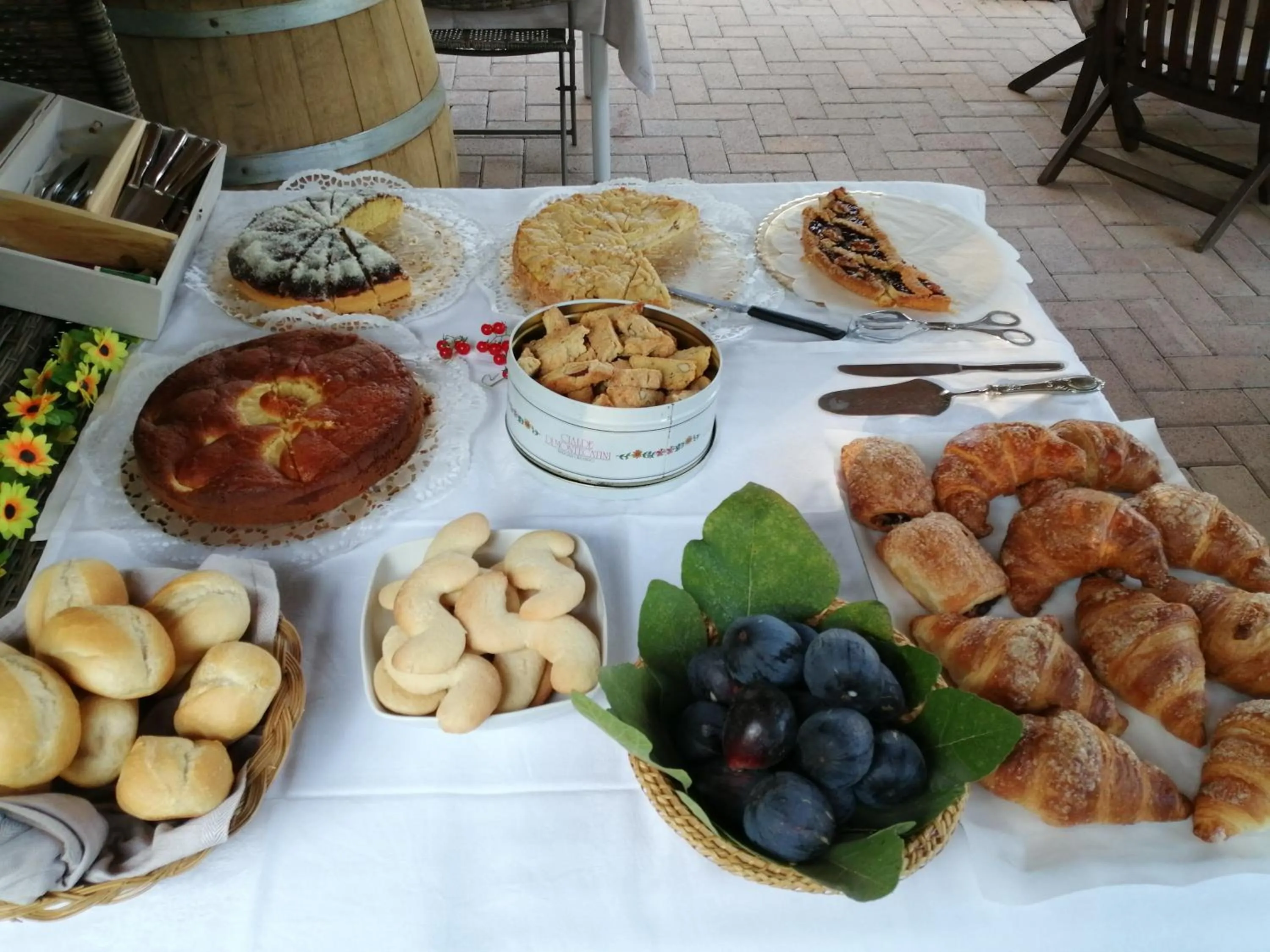 Continental breakfast in Villa Oasi