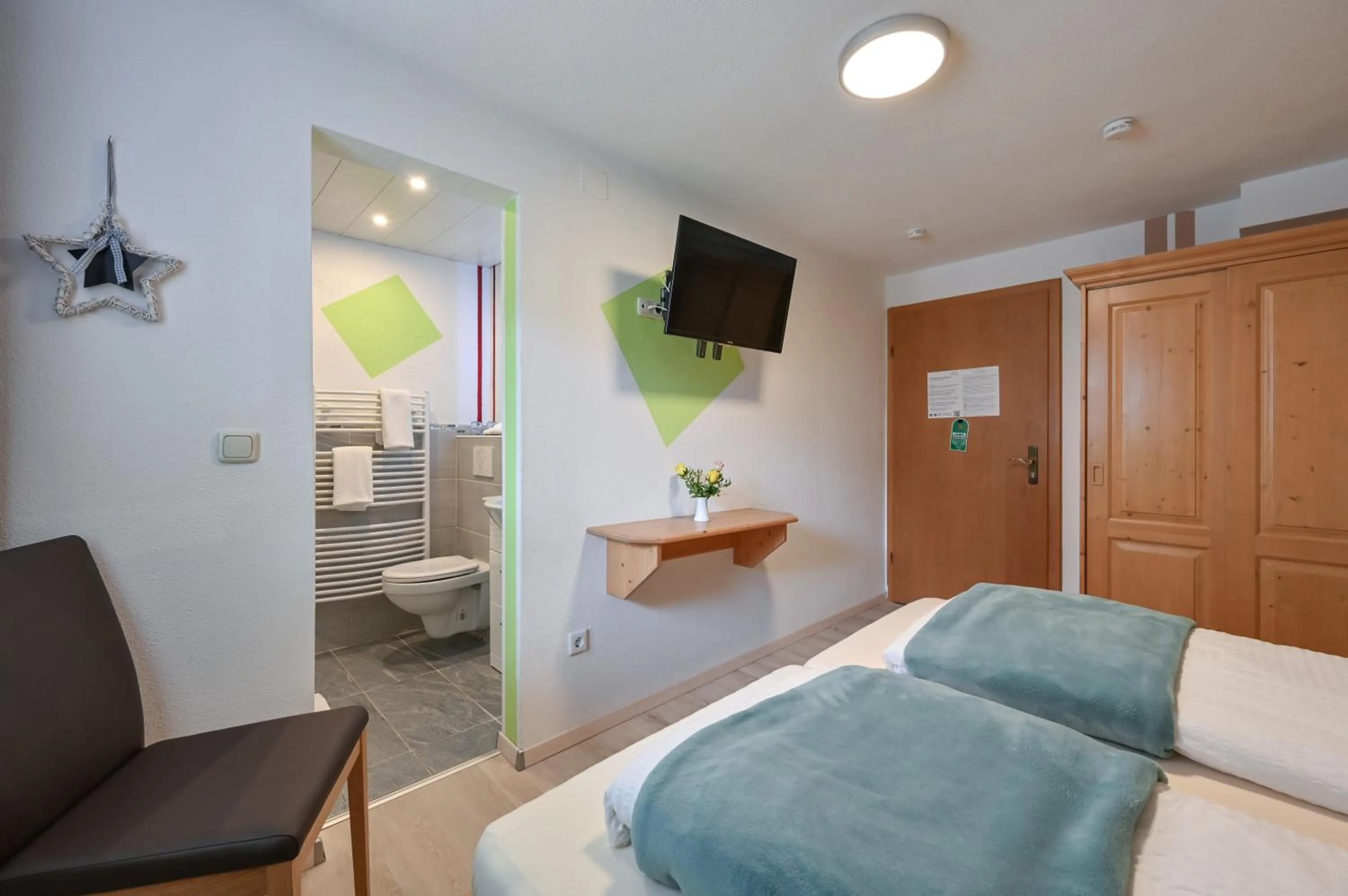 Toilet, Bed in Pension Freiheit