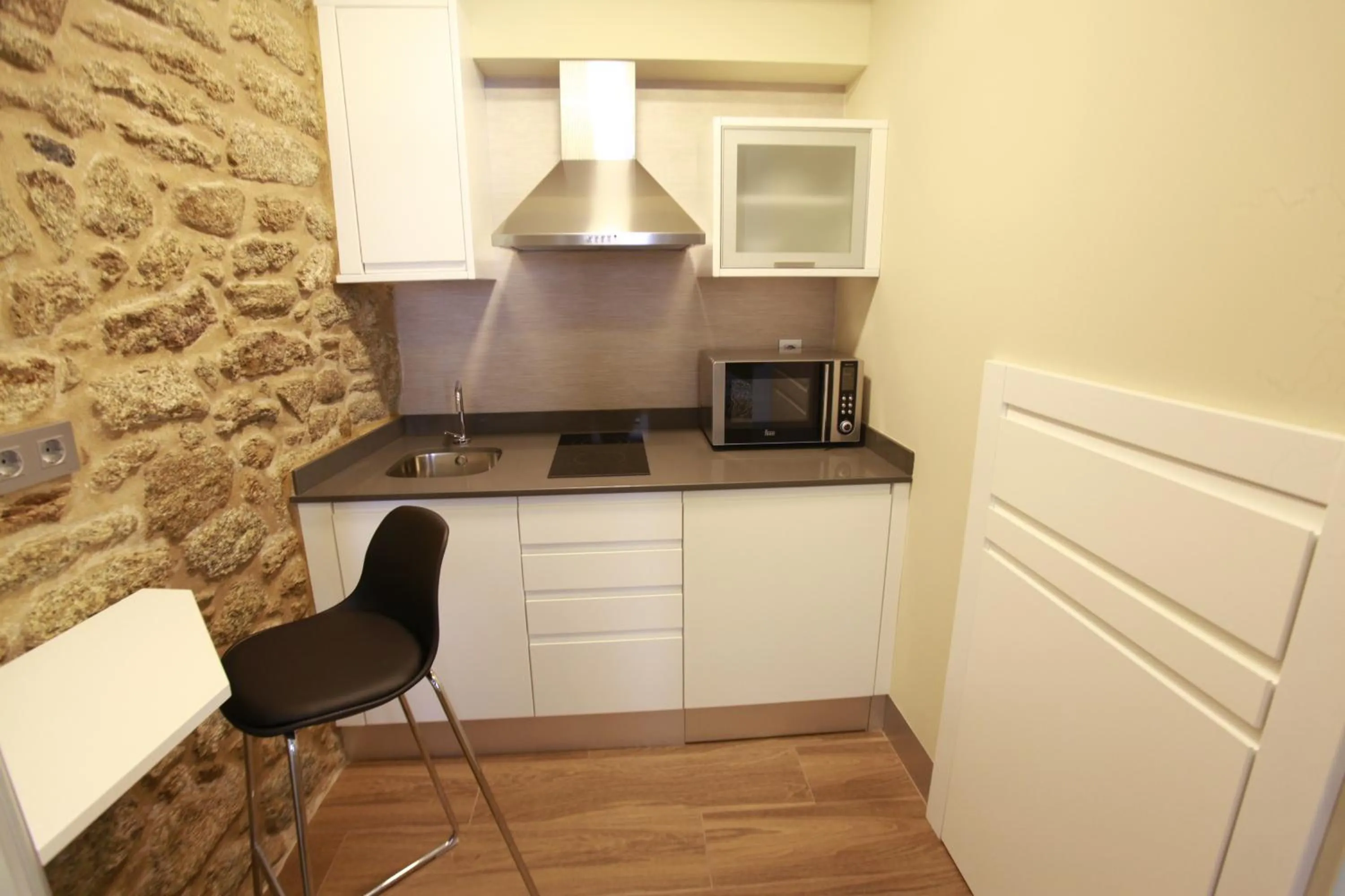 Kitchen or kitchenette in Apartamentos Praia do Capitàn