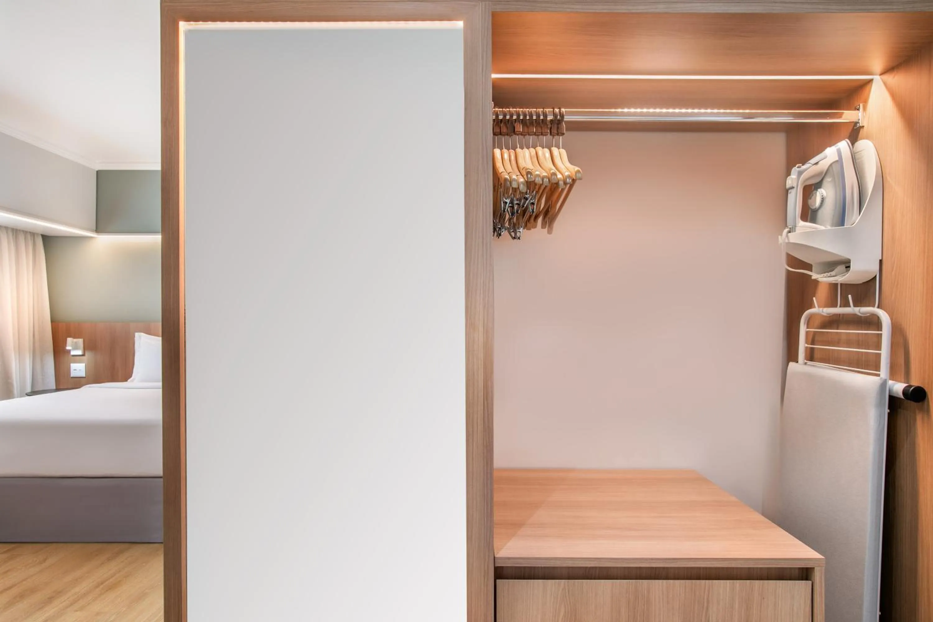 wardrobe, Bed in INNSiDE by Meliá São Paulo Iguatemi