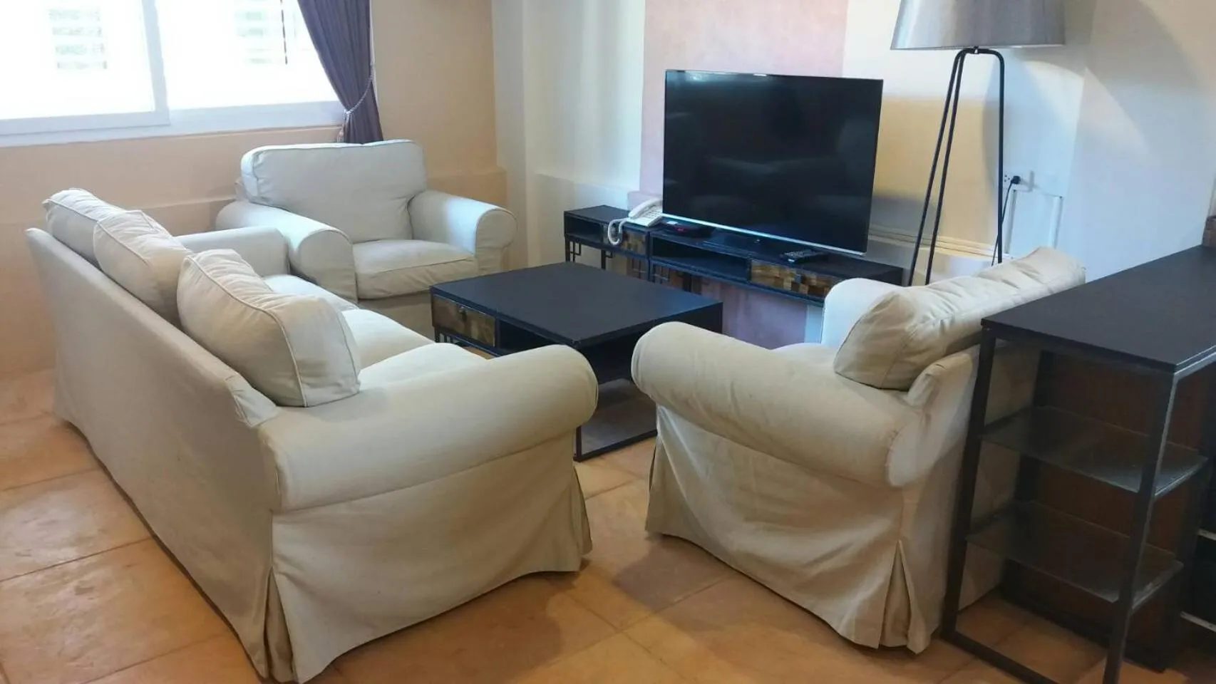 Seating area in Arcadia Maephim Serviced Apartments