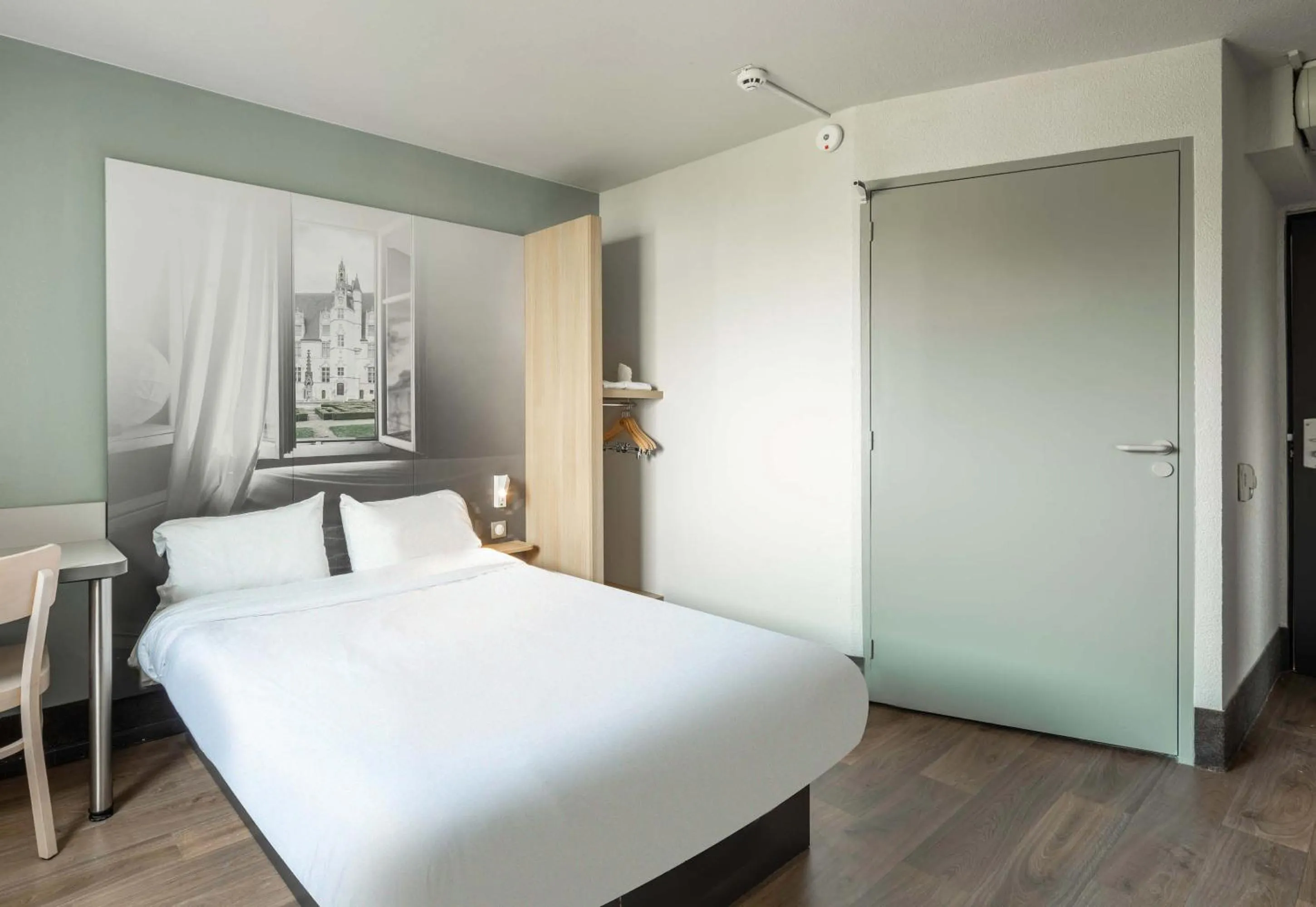 Bedroom, Bed in B&B HOTEL Beauvais