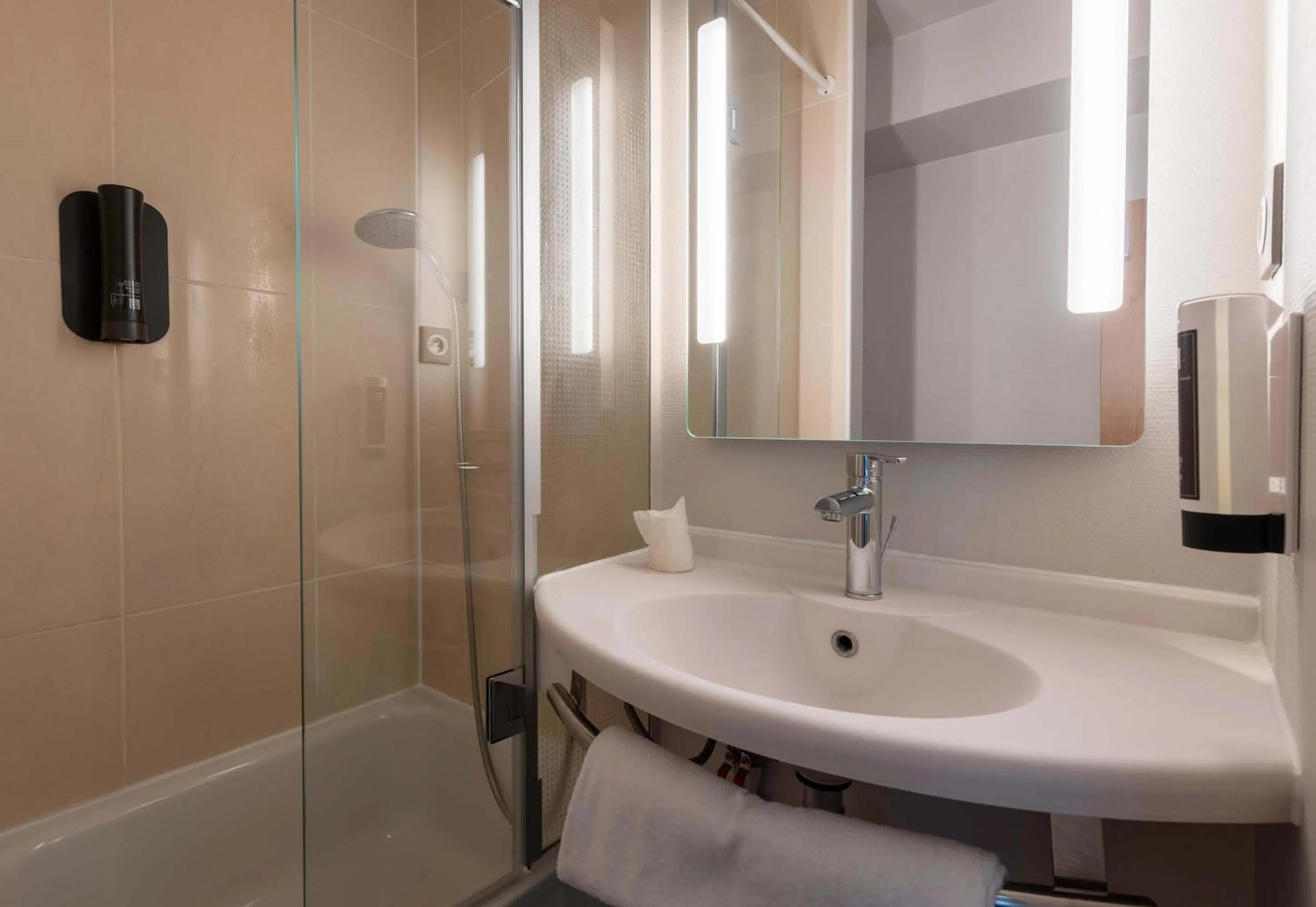 Bathroom in B&B HOTEL Beauvais