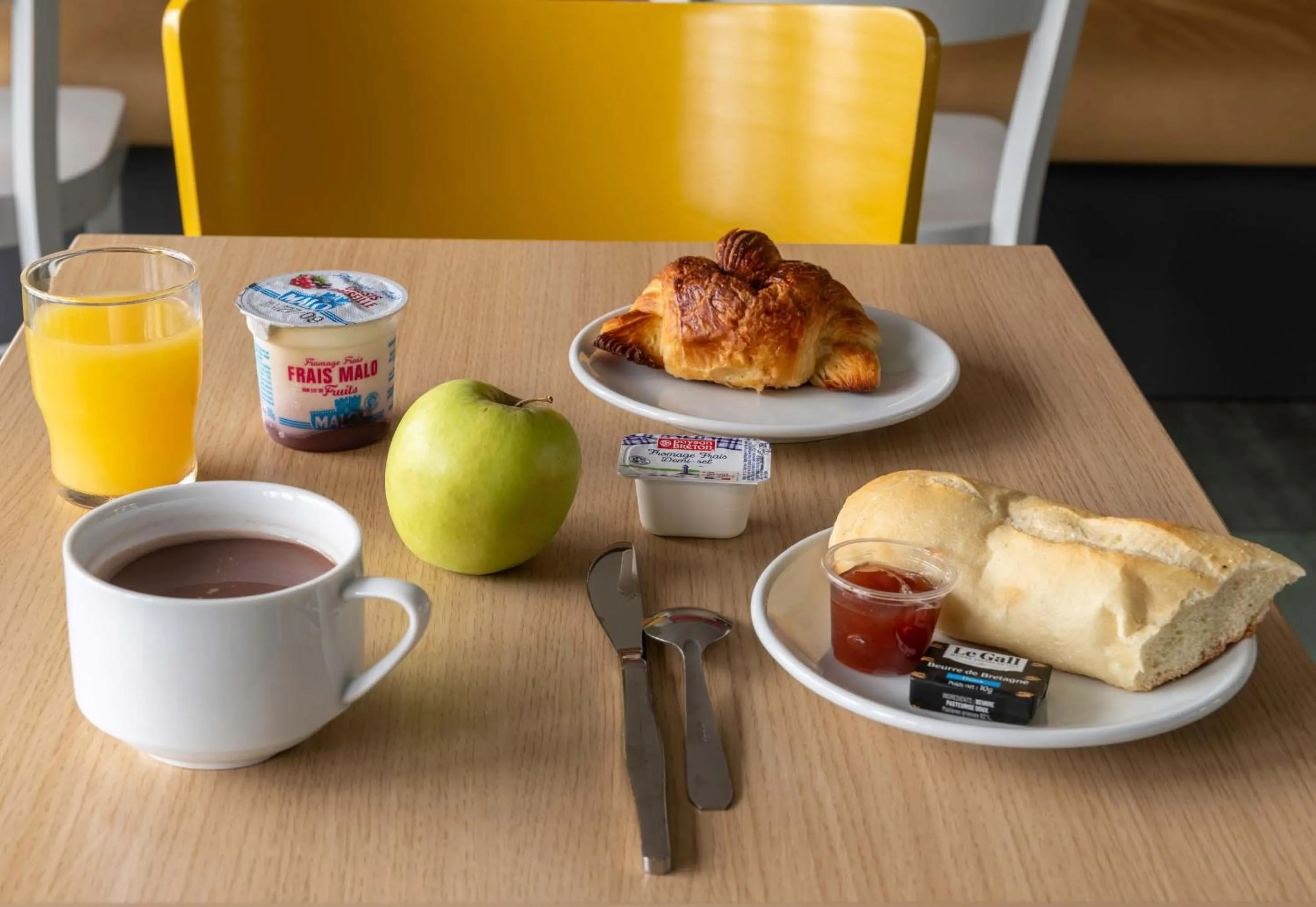 Breakfast in B&B HOTEL Beauvais